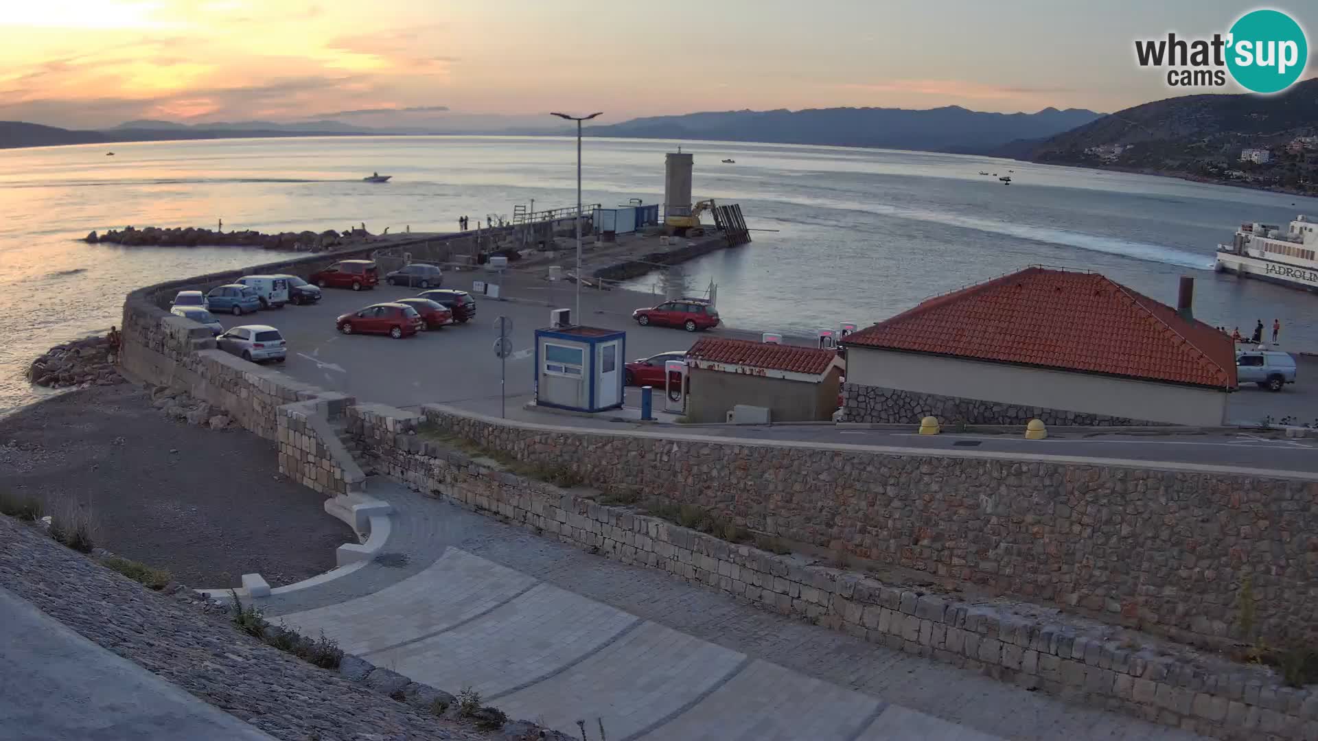 Spletna kamera Senj pristanišče – Pogled na valobran in svetilnik