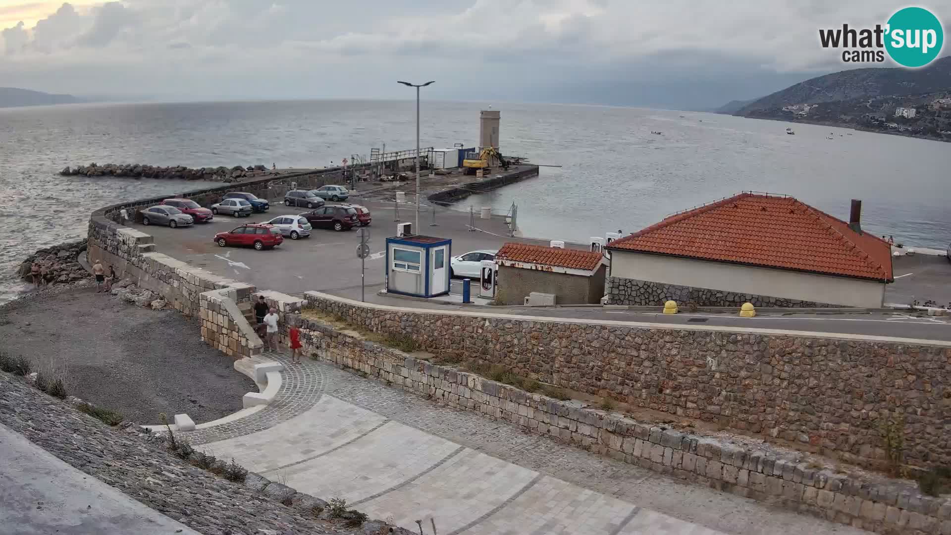 Spletna kamera Senj pristanišče – Pogled na valobran in svetilnik