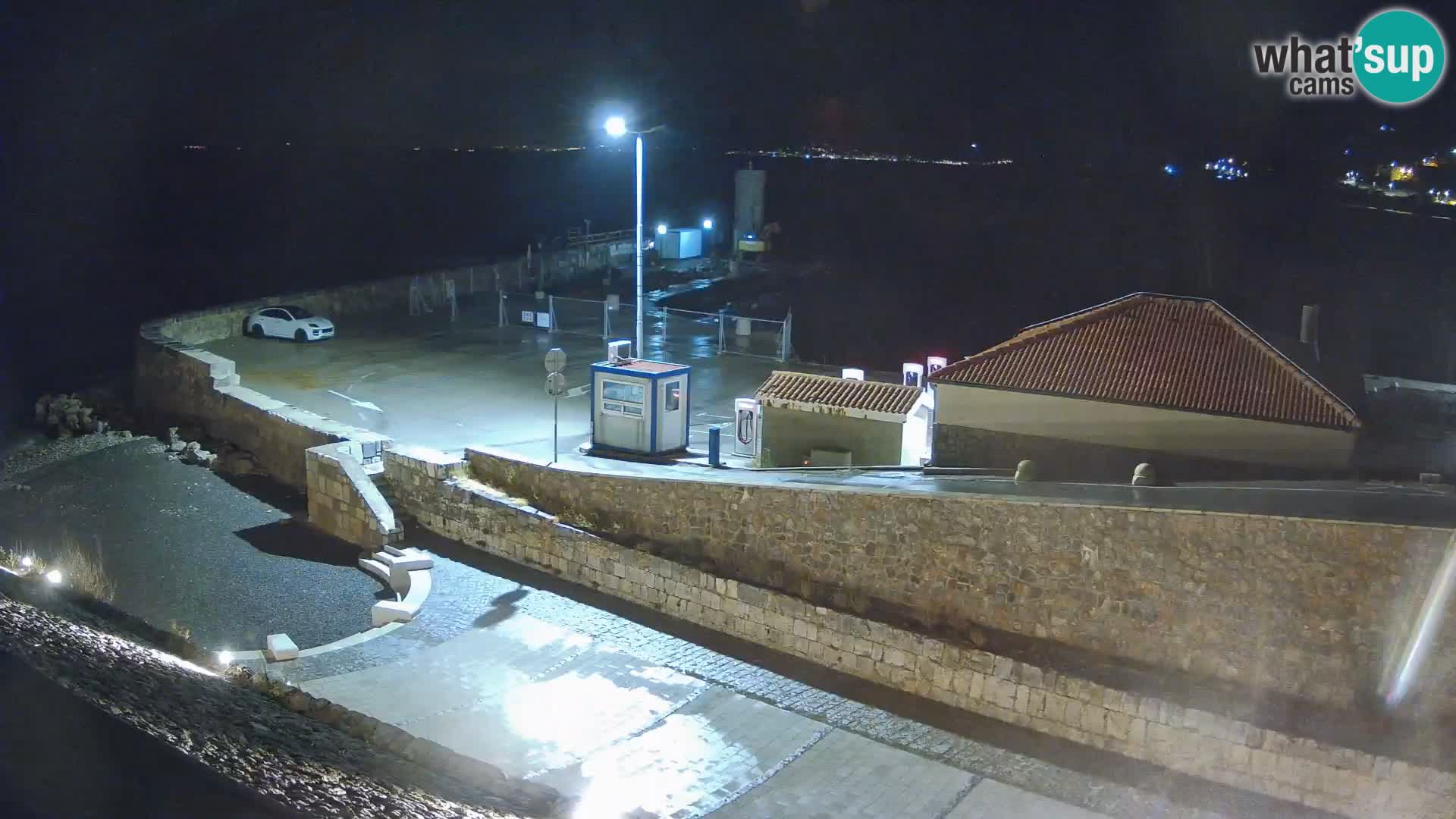 Spletna kamera Senj pristanišče – Pogled na valobran in svetilnik