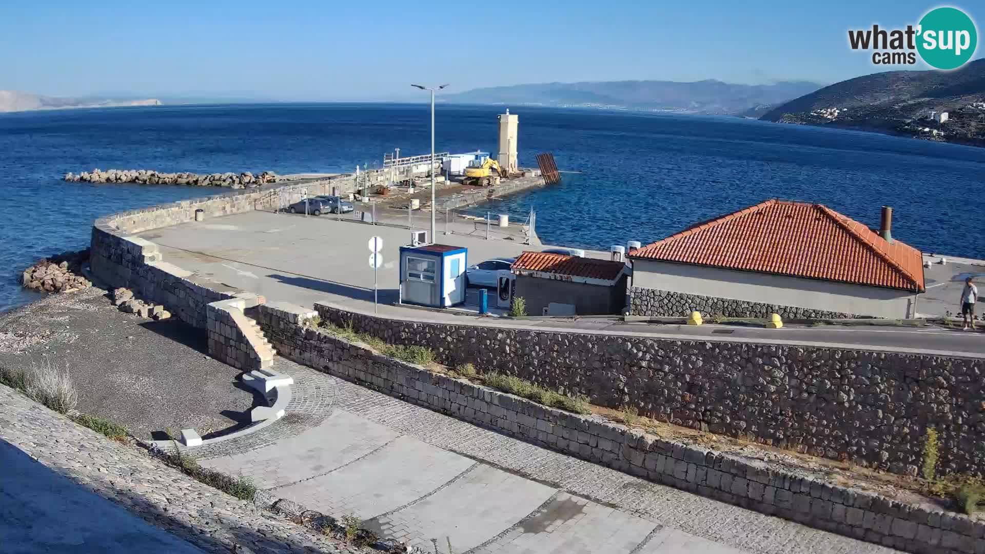 Spletna kamera Senj pristanišče – Pogled na valobran in svetilnik