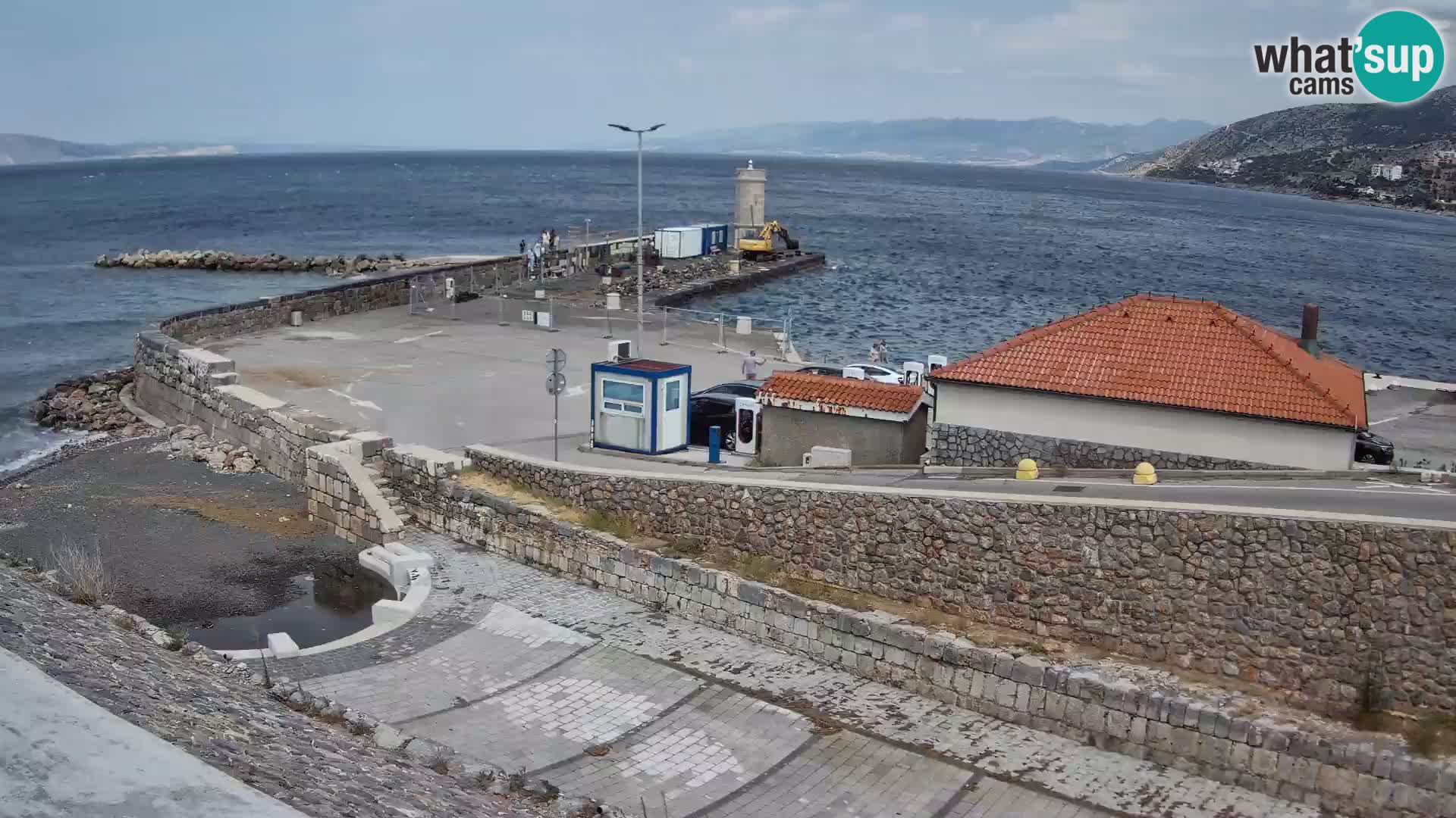 Spletna kamera Senj pristanišče – Pogled na valobran in svetilnik