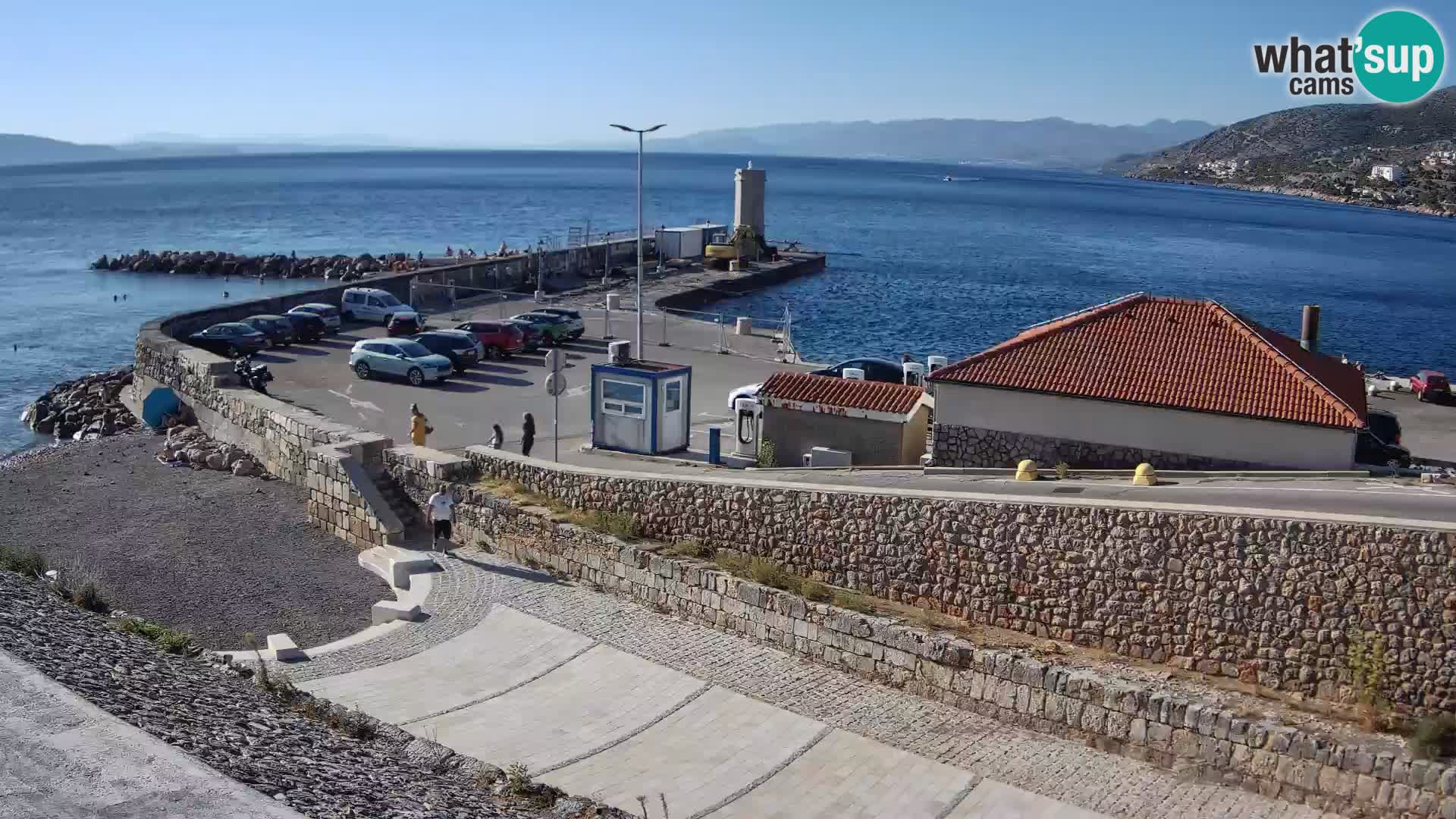Spletna kamera Senj pristanišče – Pogled na valobran in svetilnik