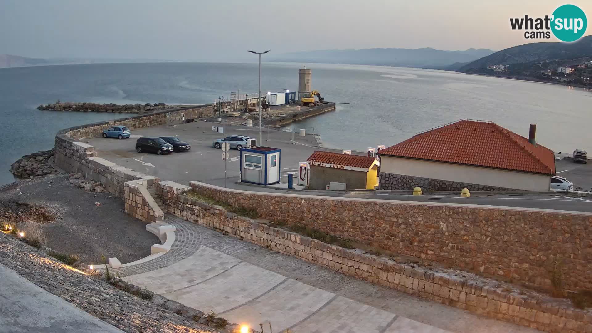 Spletna kamera Senj pristanišče – Pogled na valobran in svetilnik