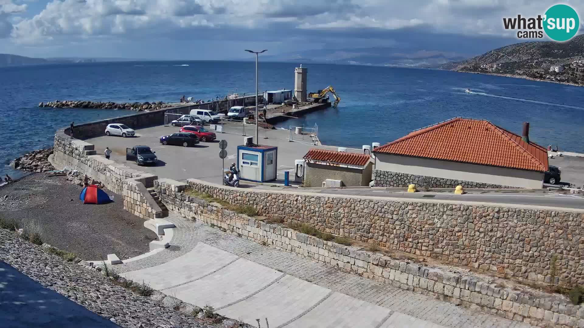 Spletna kamera Senj pristanišče – Pogled na valobran in svetilnik