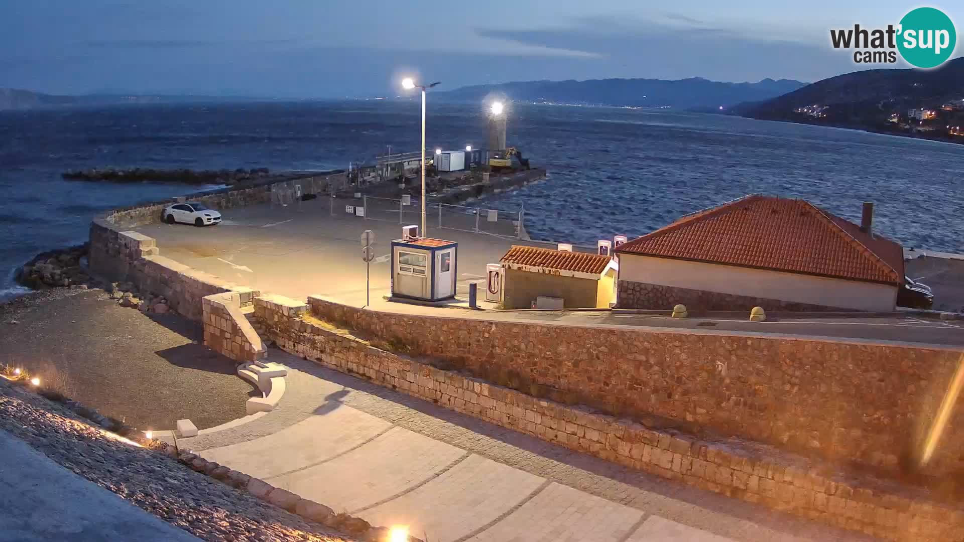 Spletna kamera Senj pristanišče – Pogled na valobran in svetilnik