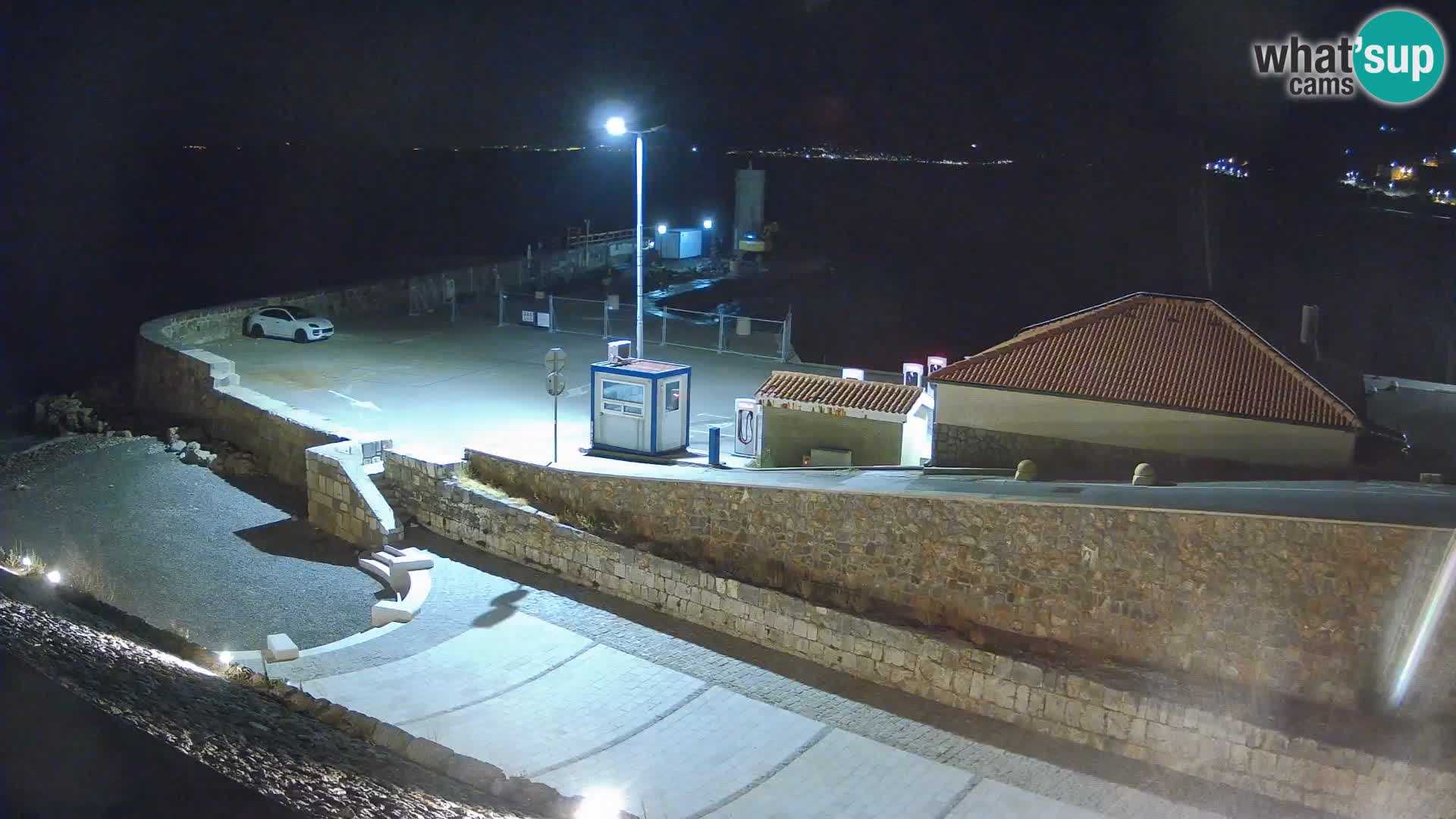 Spletna kamera Senj pristanišče – Pogled na valobran in svetilnik