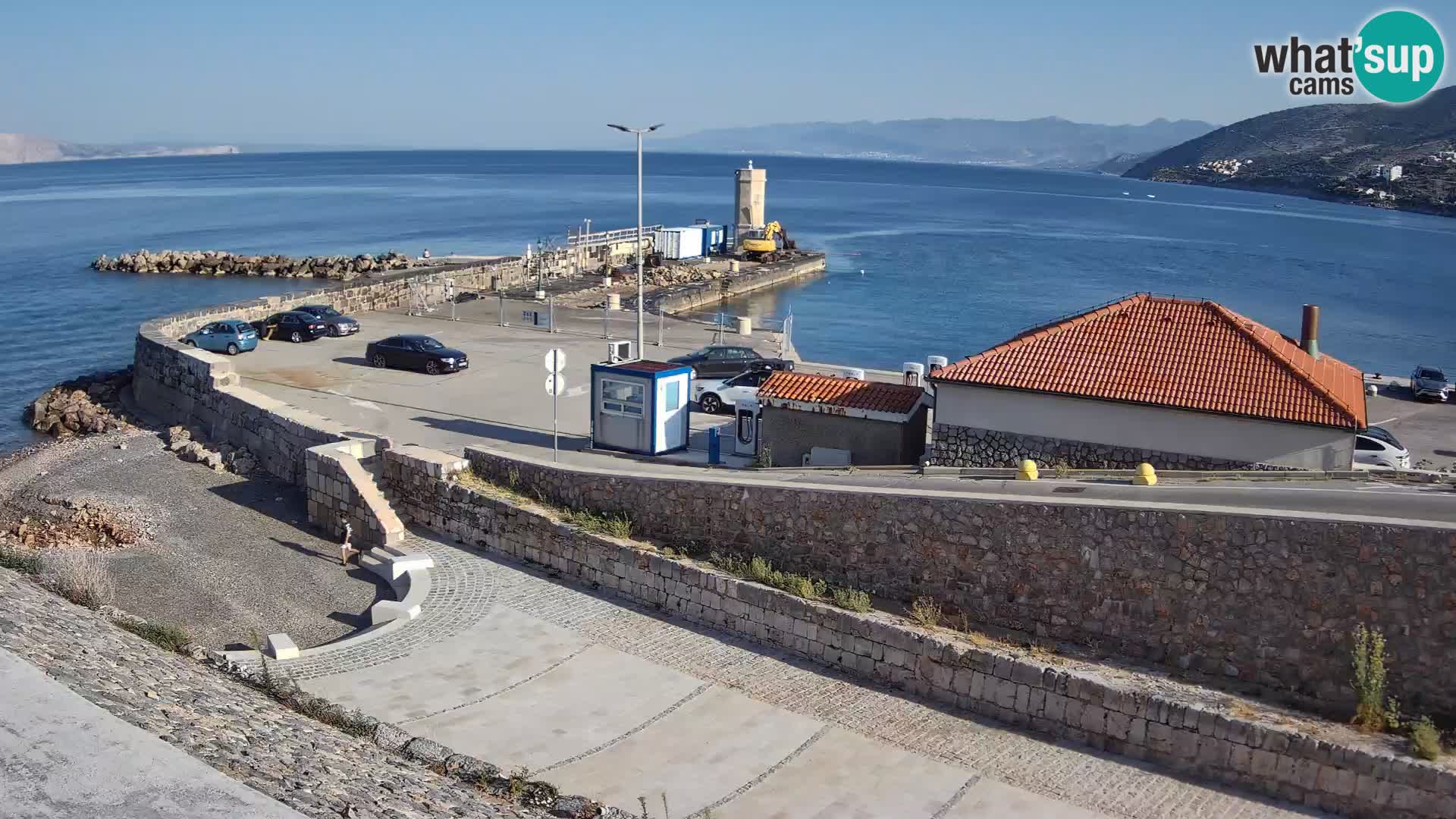 Spletna kamera Senj pristanišče – Pogled na valobran in svetilnik