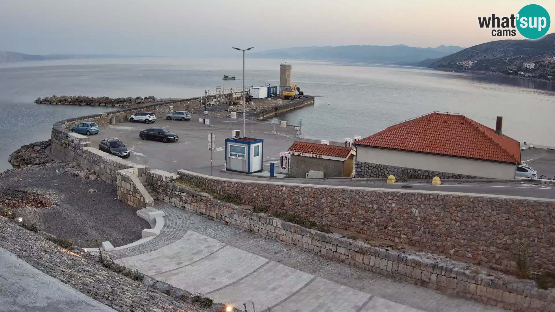 Spletna kamera Senj pristanišče – Pogled na valobran in svetilnik