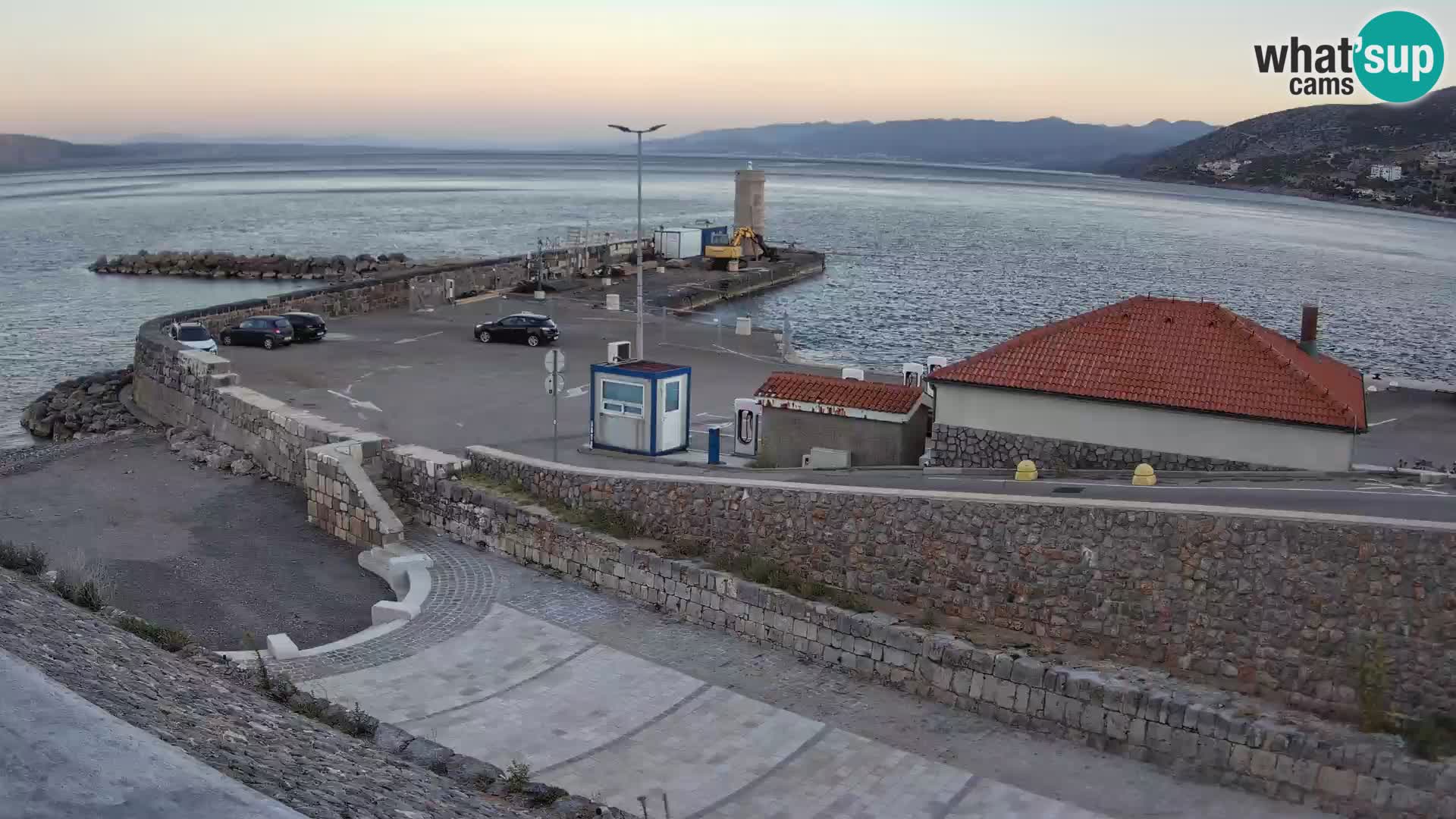 Spletna kamera Senj pristanišče – Pogled na valobran in svetilnik