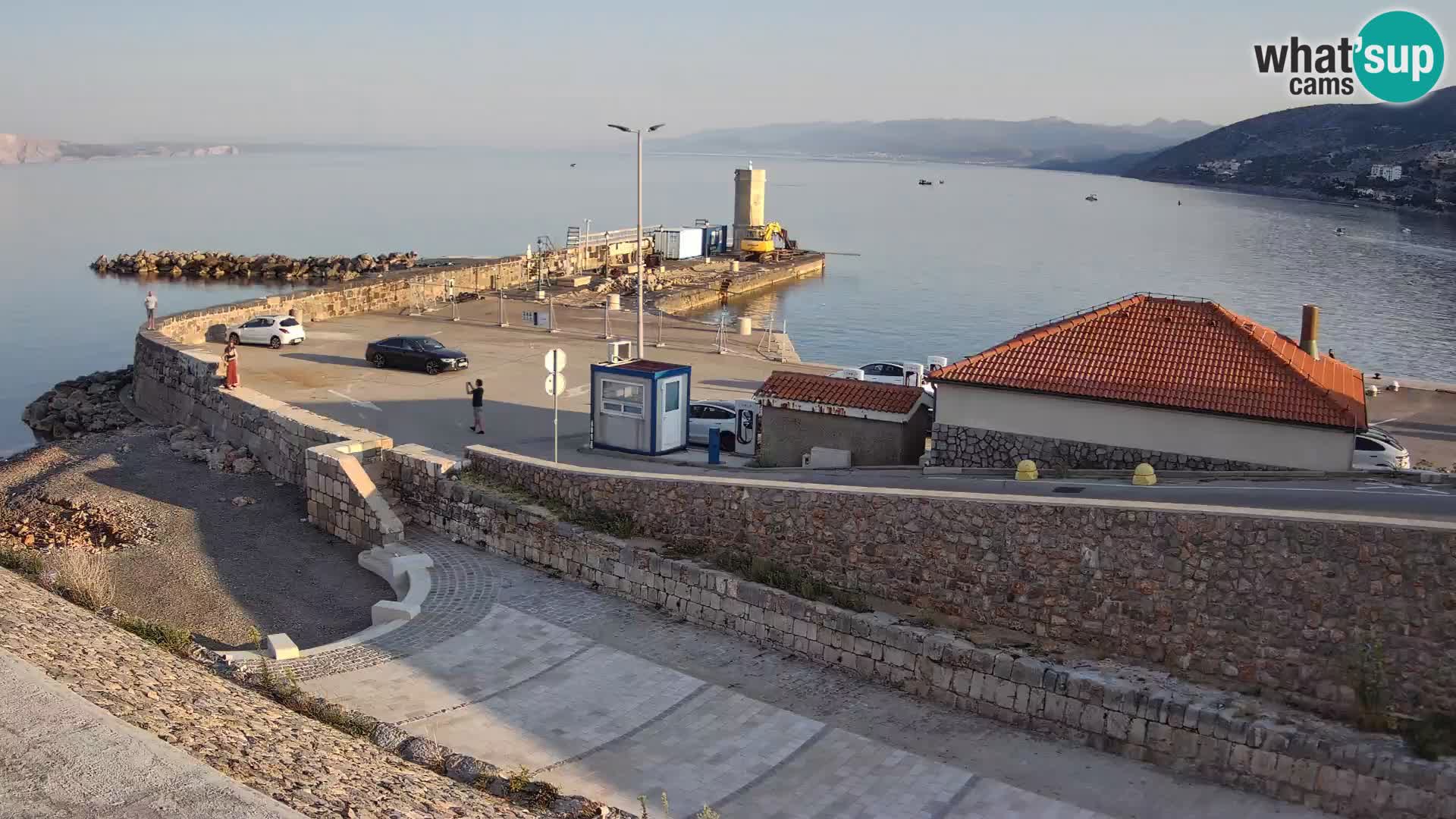 Spletna kamera Senj pristanišče – Pogled na valobran in svetilnik