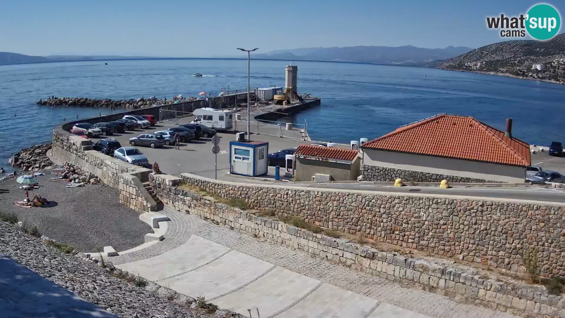 Spletna kamera Senj pristanišče – Pogled na valobran in svetilnik