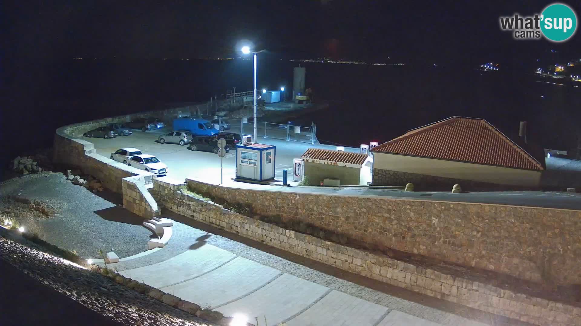 Spletna kamera Senj pristanišče – Pogled na valobran in svetilnik