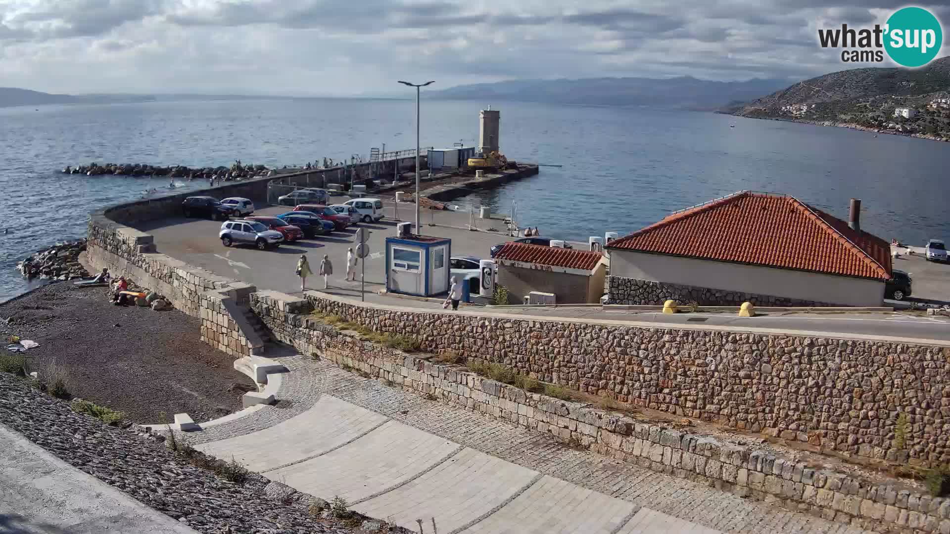 Spletna kamera Senj pristanišče – Pogled na valobran in svetilnik