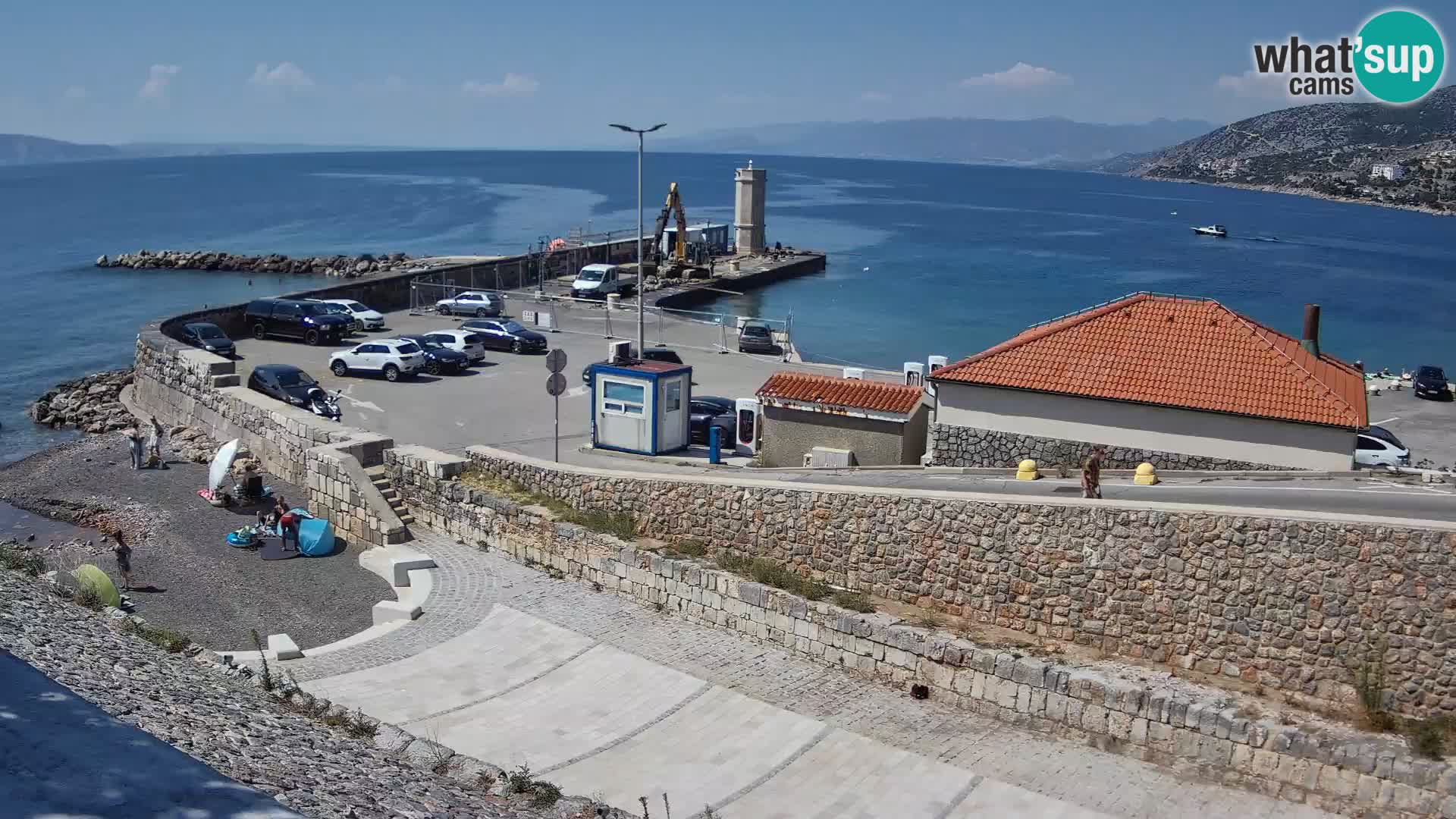 Spletna kamera Senj pristanišče – Pogled na valobran in svetilnik