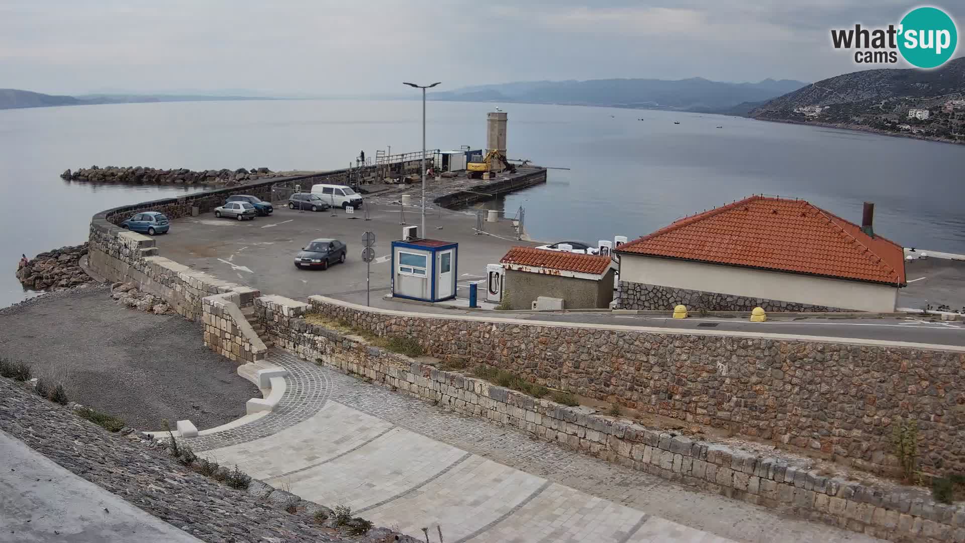 Spletna kamera Senj pristanišče – Pogled na valobran in svetilnik