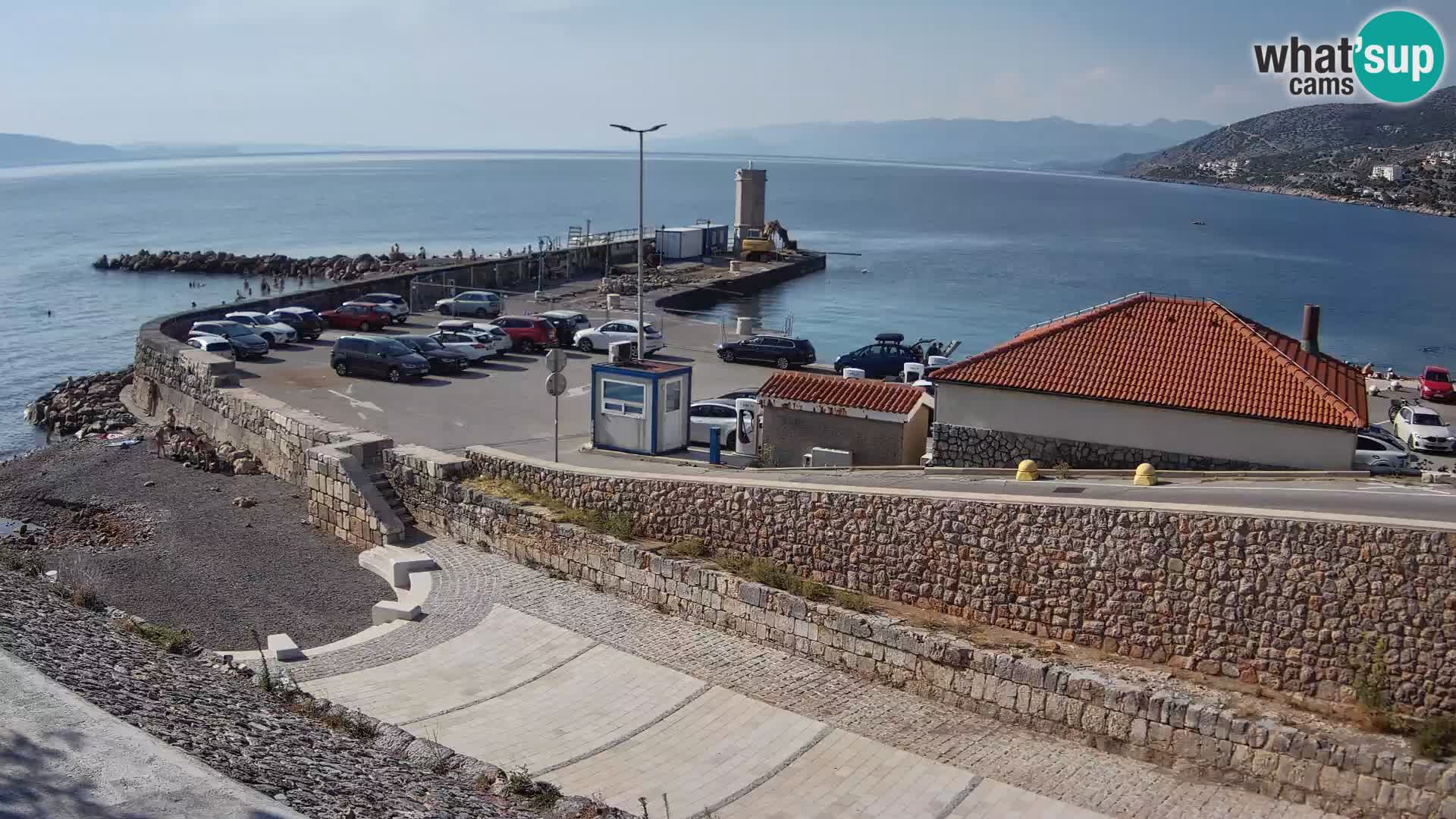 Spletna kamera Senj pristanišče – Pogled na valobran in svetilnik