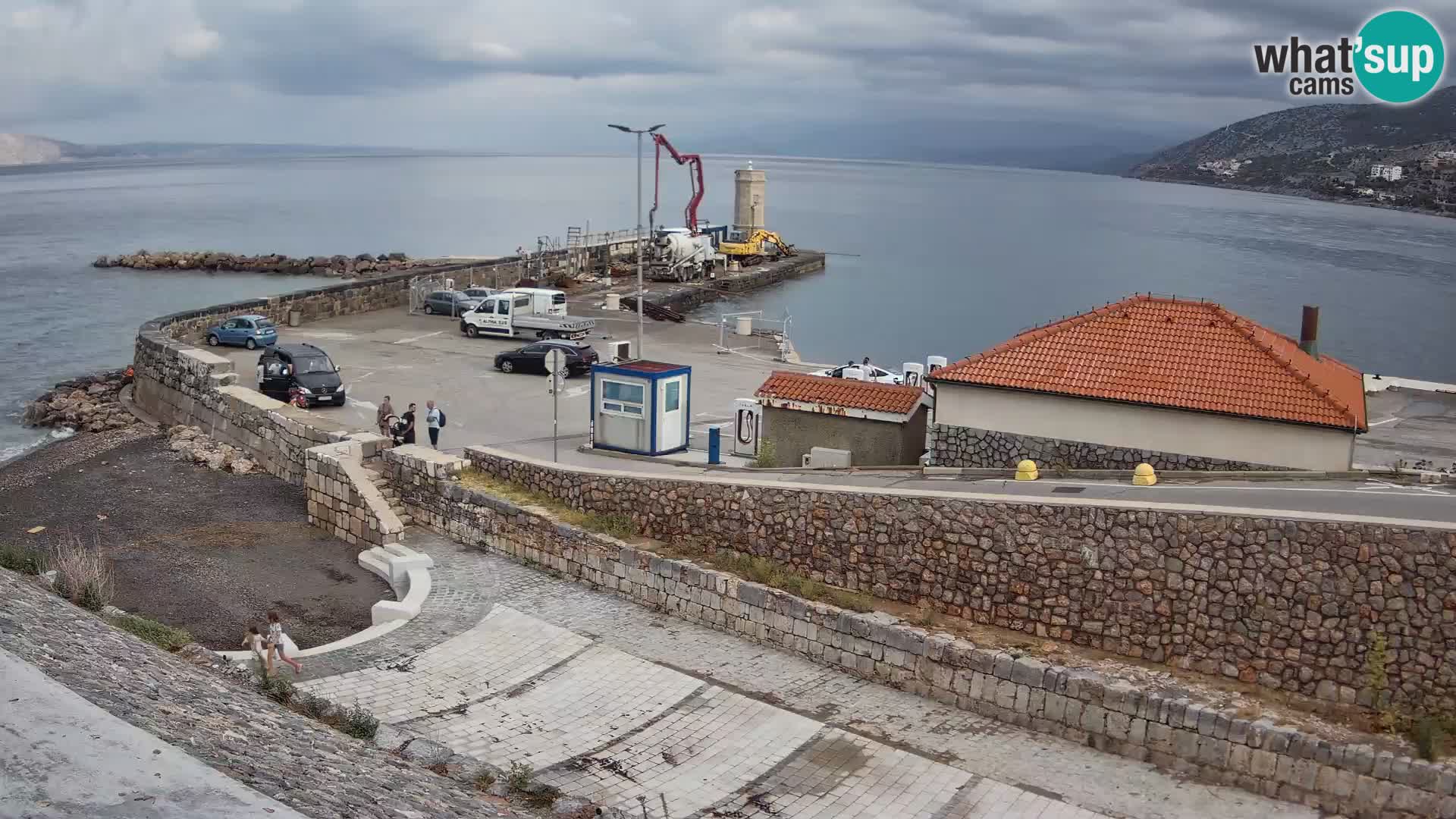 Spletna kamera Senj pristanišče – Pogled na valobran in svetilnik