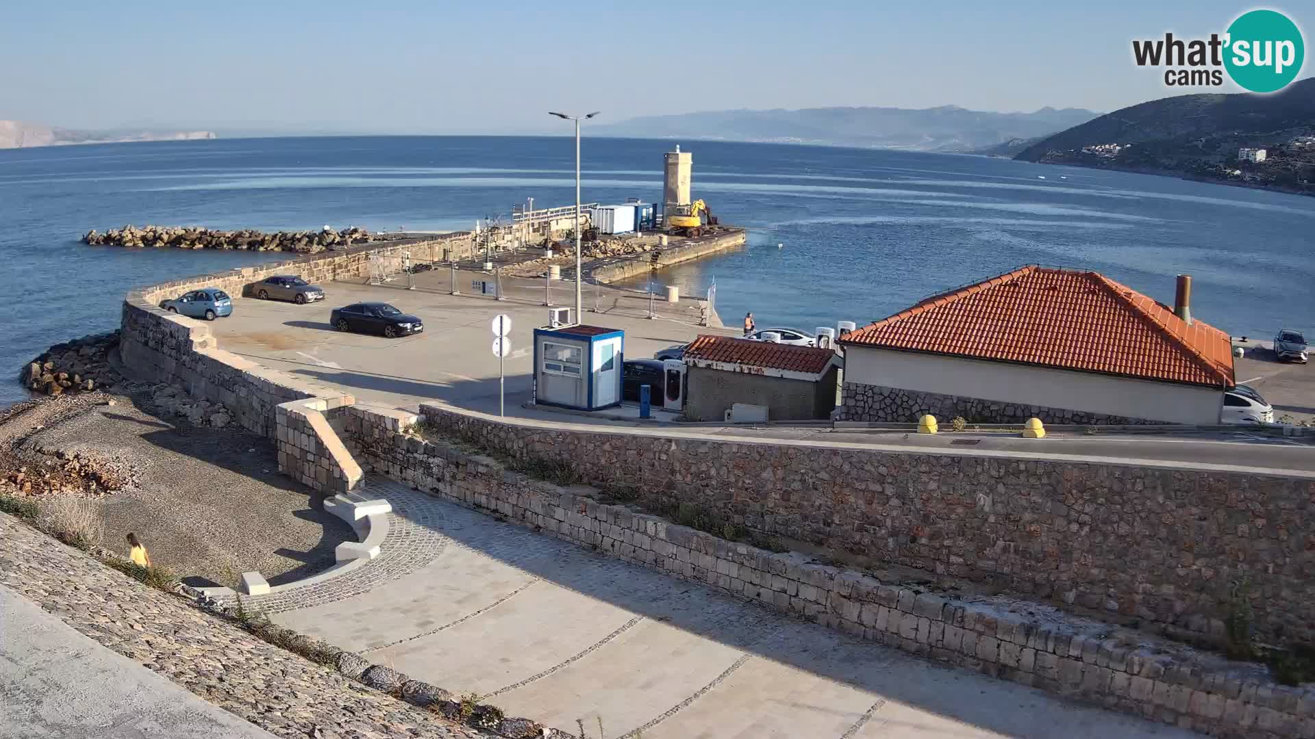 Spletna kamera Senj pristanišče – Pogled na valobran in svetilnik