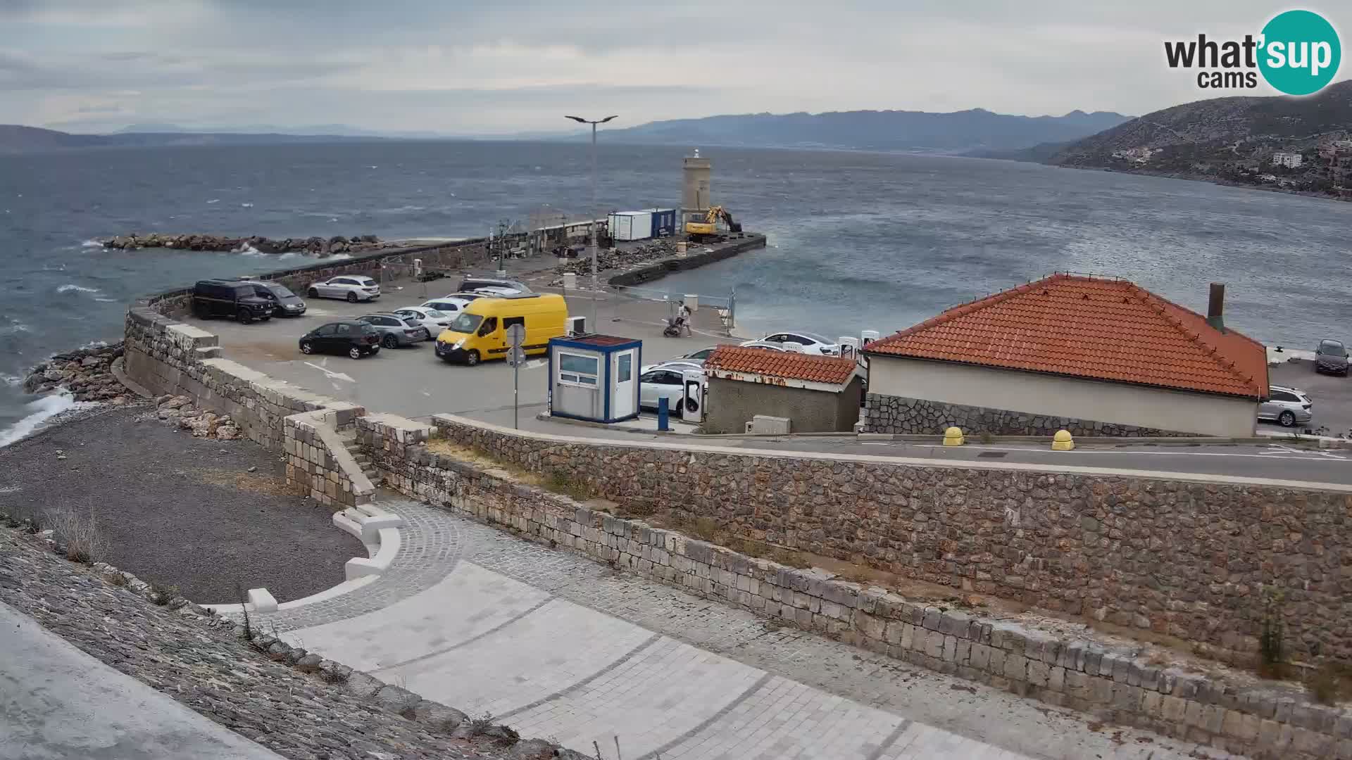 Spletna kamera Senj pristanišče – Pogled na valobran in svetilnik