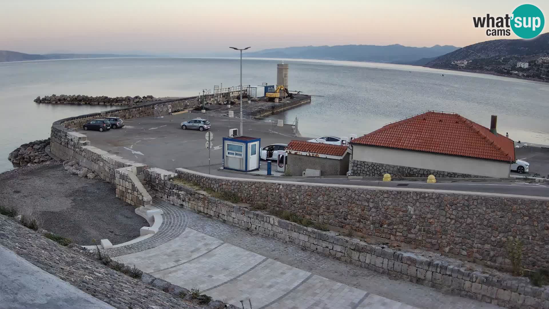 Spletna kamera Senj pristanišče – Pogled na valobran in svetilnik