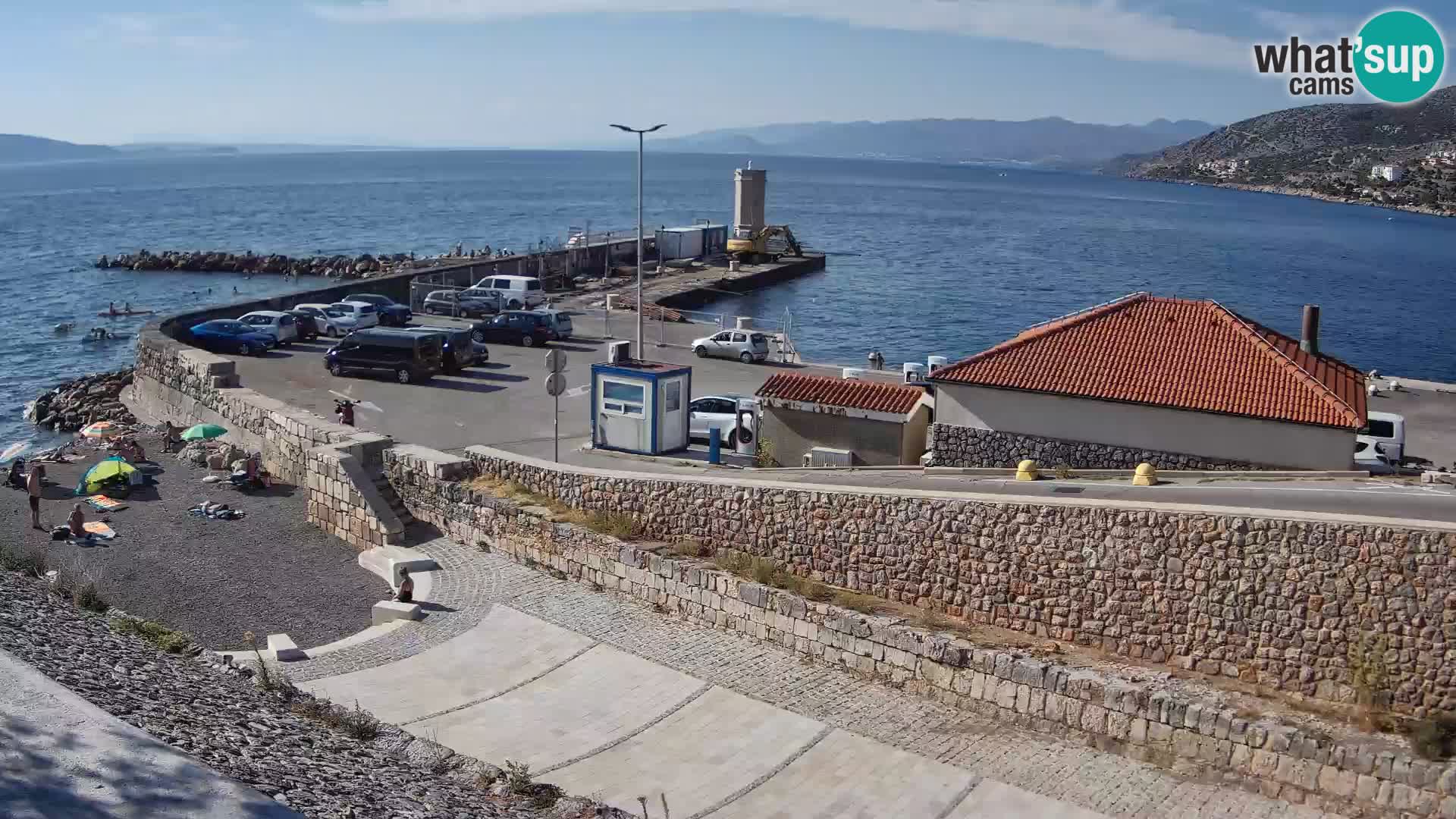 Spletna kamera Senj pristanišče – Pogled na valobran in svetilnik