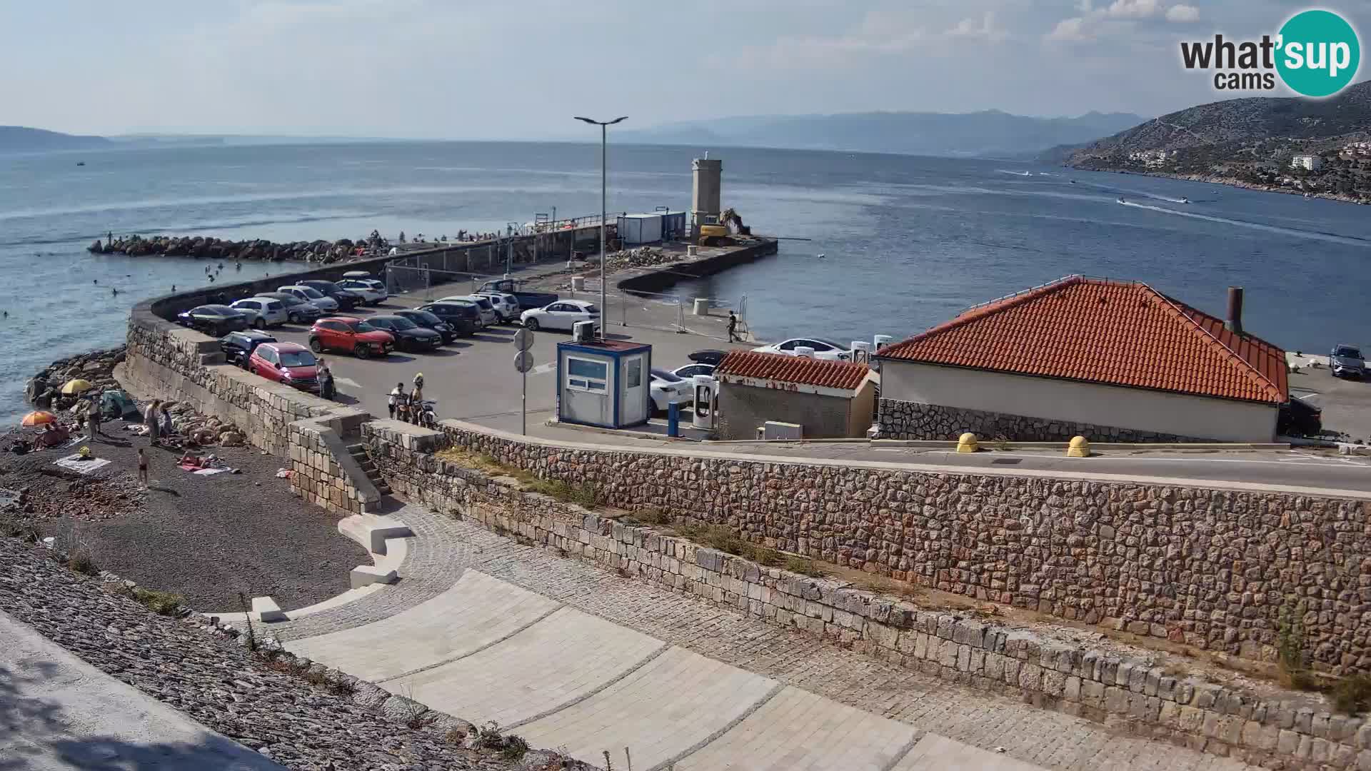 Spletna kamera Senj pristanišče – Pogled na valobran in svetilnik