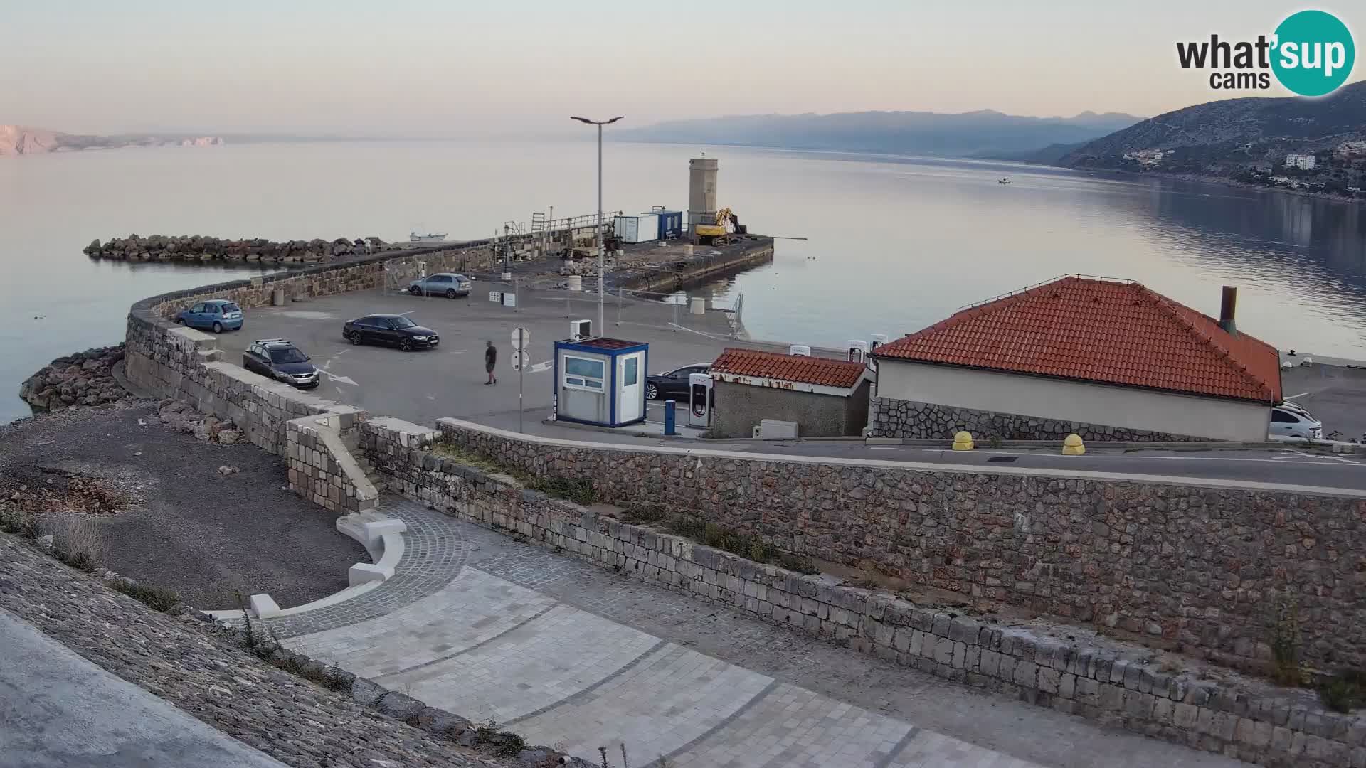 Spletna kamera Senj pristanišče – Pogled na valobran in svetilnik