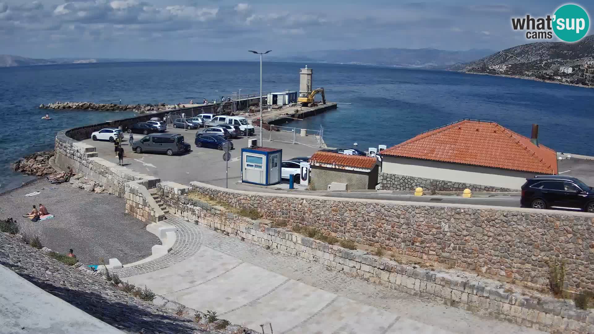 Spletna kamera Senj pristanišče – Pogled na valobran in svetilnik