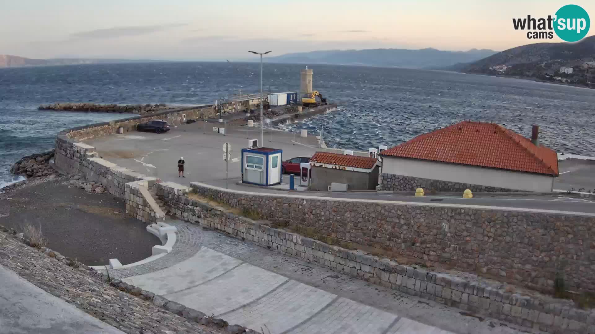 Spletna kamera Senj pristanišče – Pogled na valobran in svetilnik