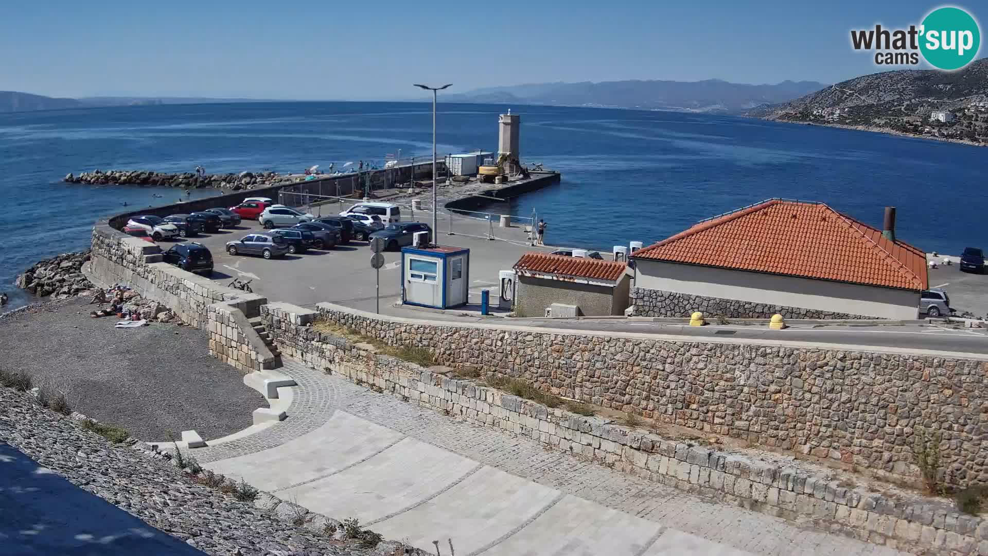 Spletna kamera Senj pristanišče – Pogled na valobran in svetilnik