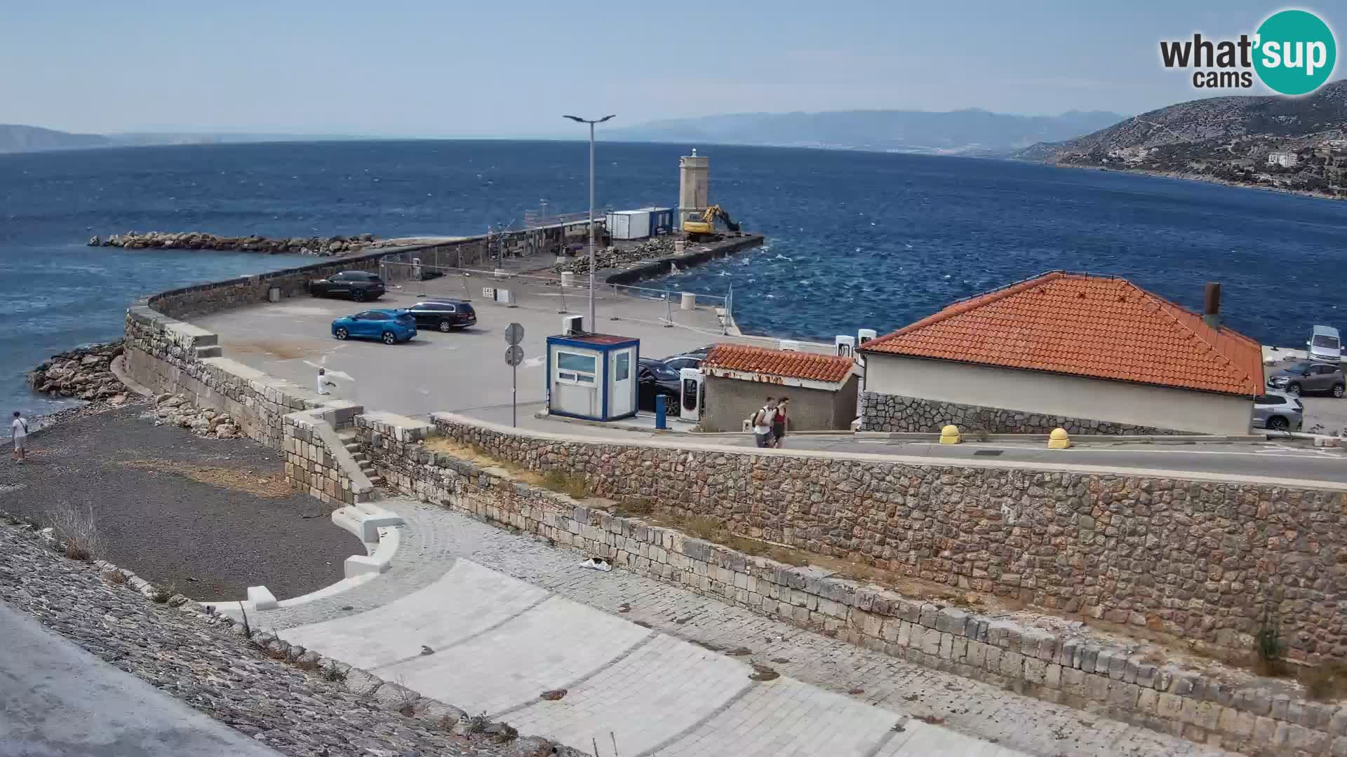 Spletna kamera Senj pristanišče – Pogled na valobran in svetilnik