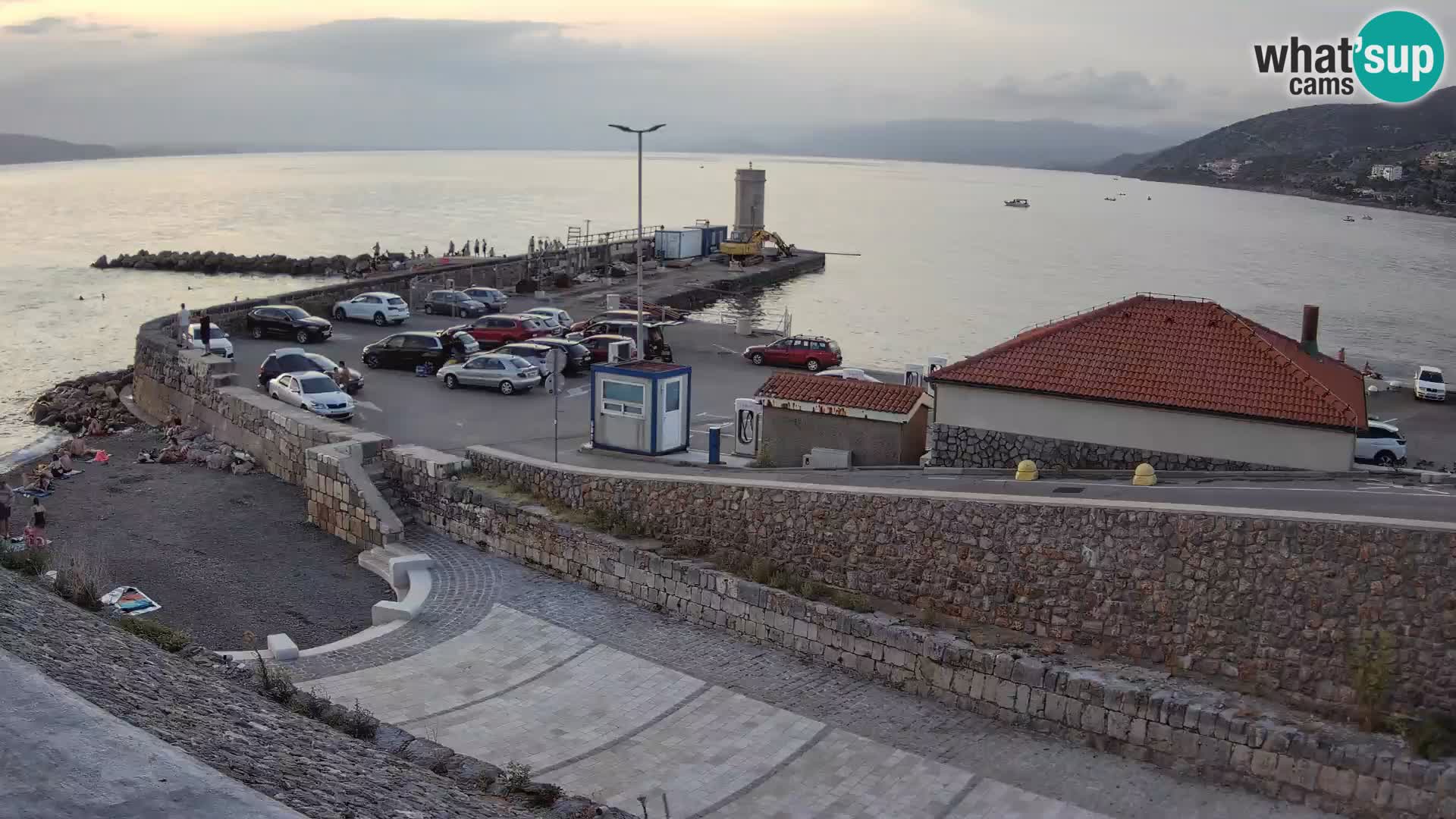 Spletna kamera Senj pristanišče – Pogled na valobran in svetilnik