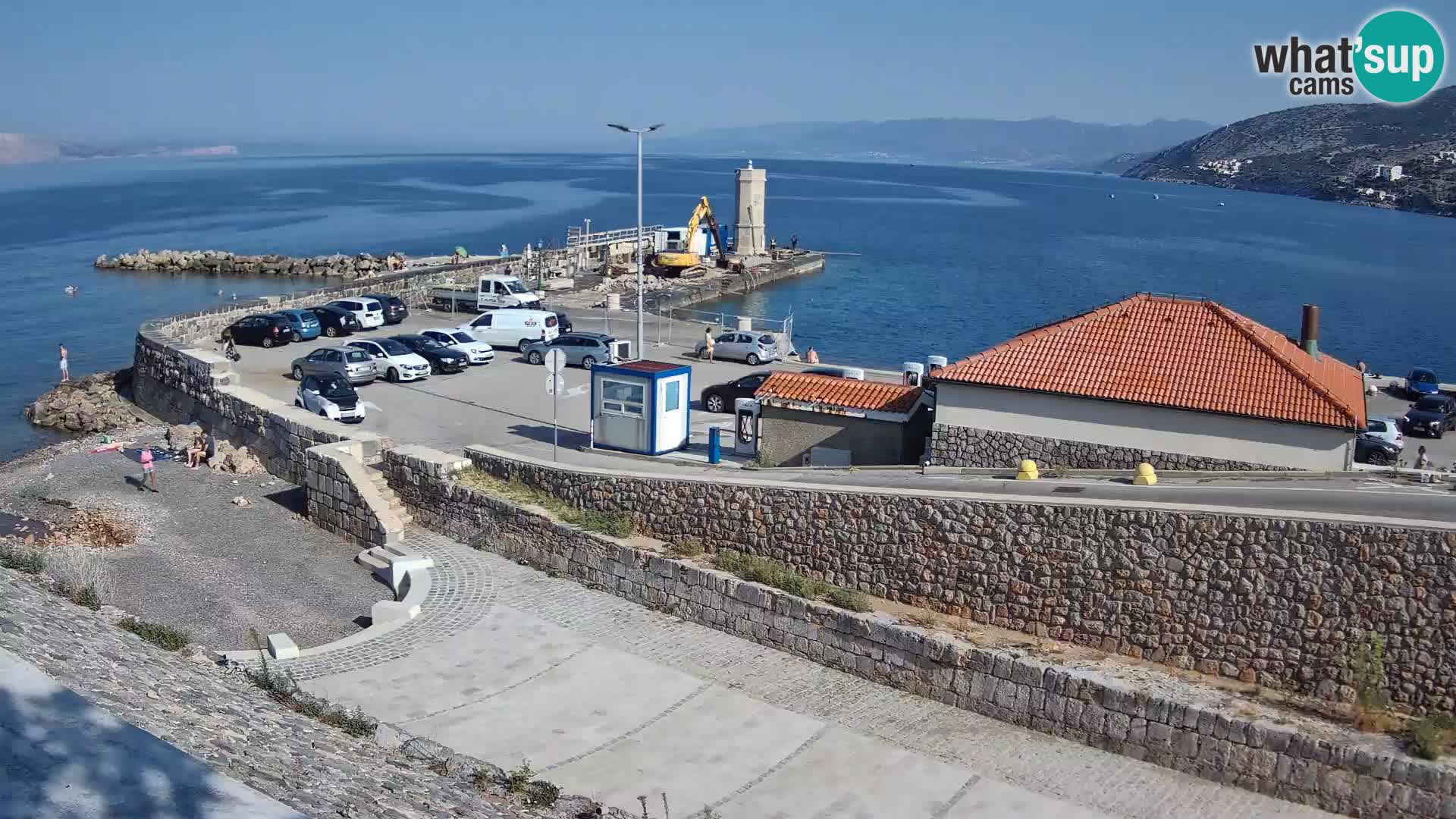 Spletna kamera Senj pristanišče – Pogled na valobran in svetilnik