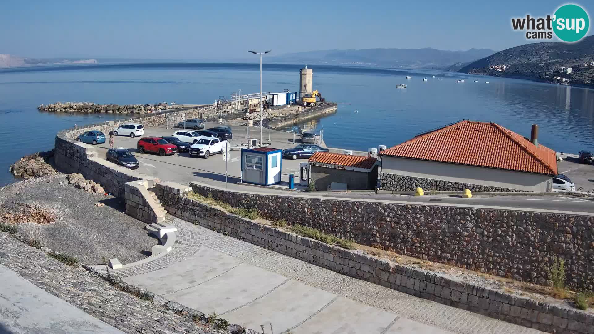 Spletna kamera Senj pristanišče – Pogled na valobran in svetilnik