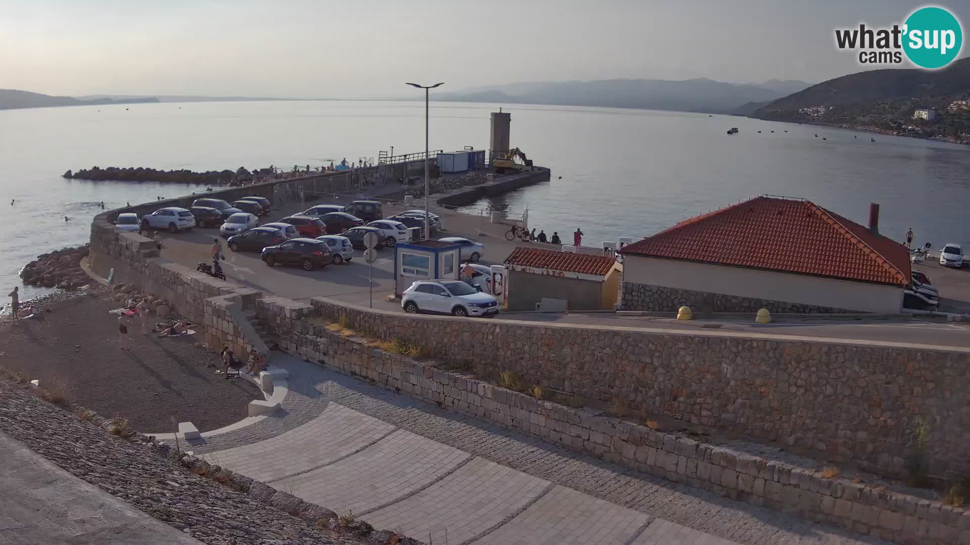 Spletna kamera Senj pristanišče – Pogled na valobran in svetilnik