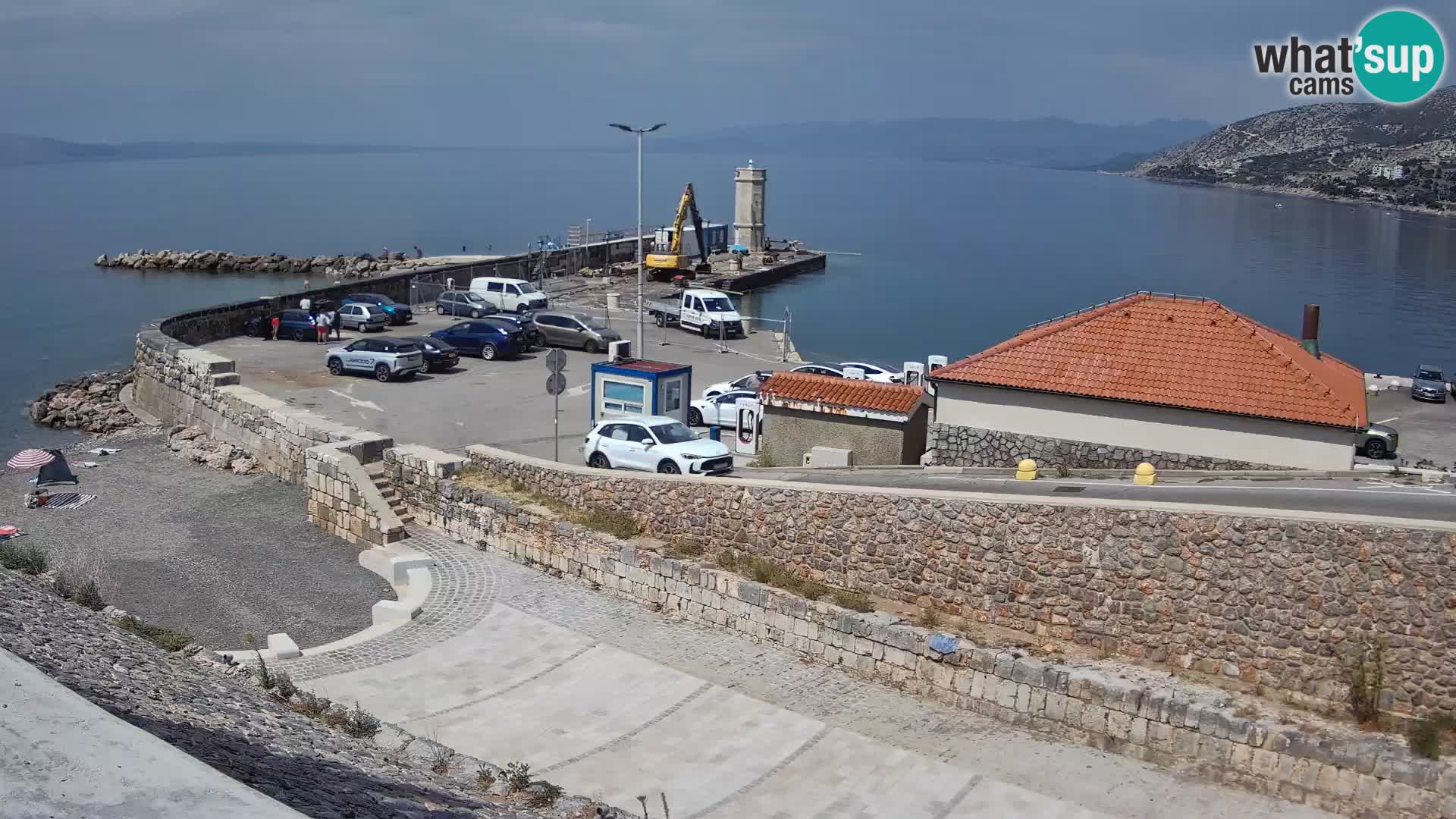 Spletna kamera Senj pristanišče – Pogled na valobran in svetilnik