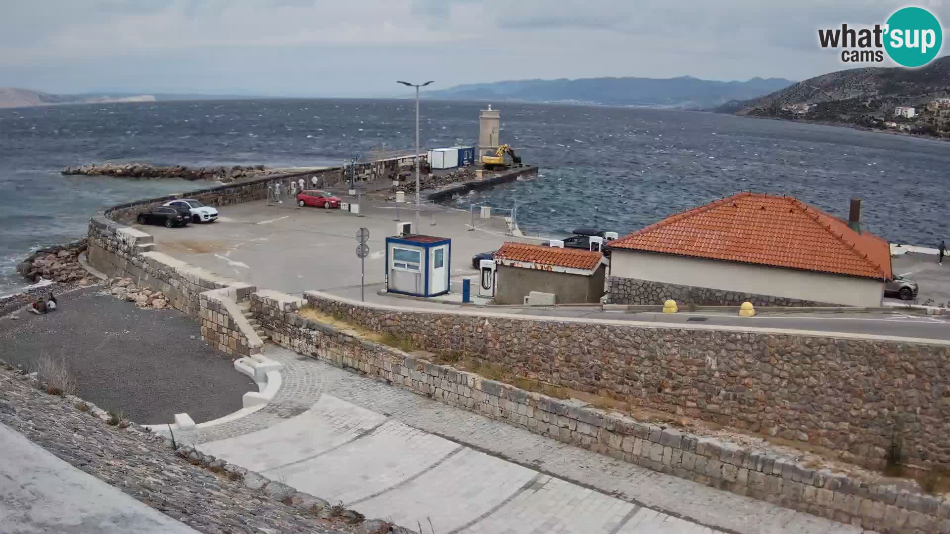 Spletna kamera Senj pristanišče – Pogled na valobran in svetilnik
