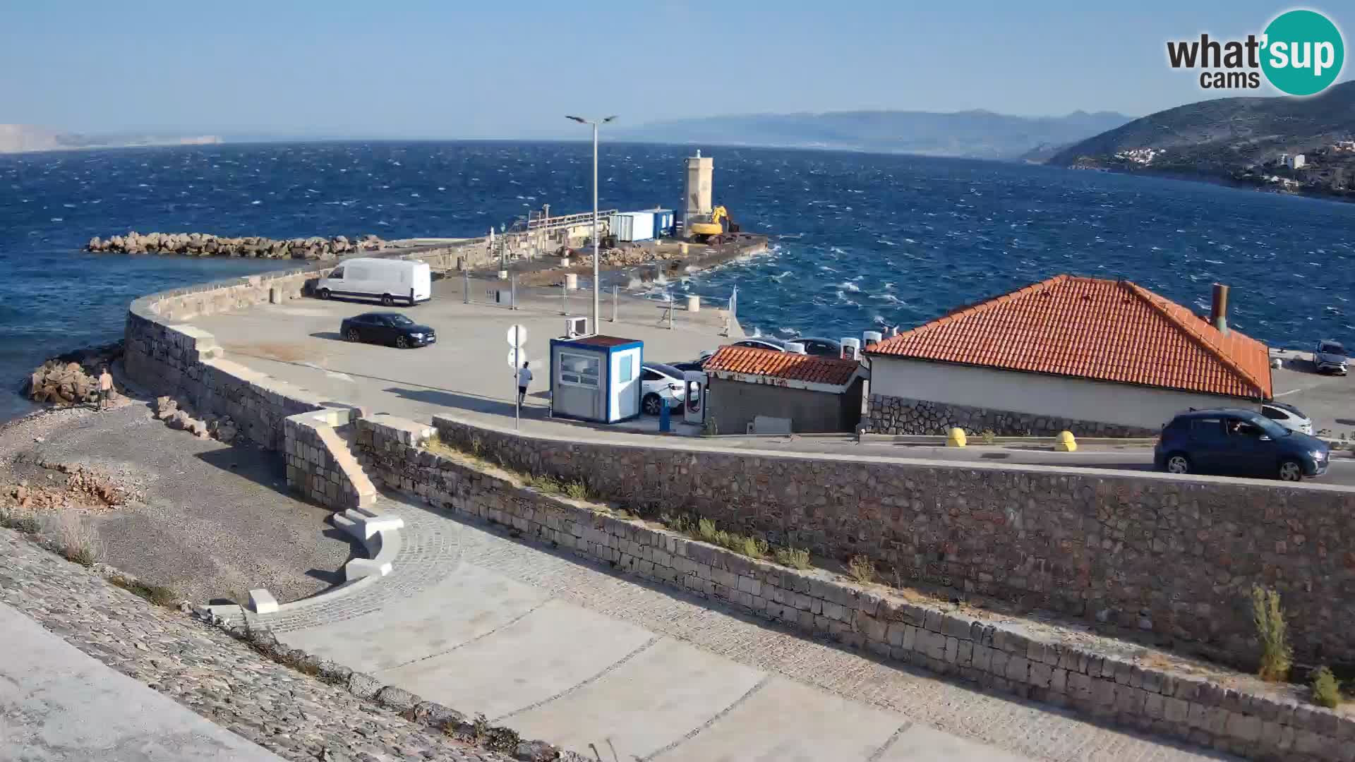 Spletna kamera Senj pristanišče – Pogled na valobran in svetilnik