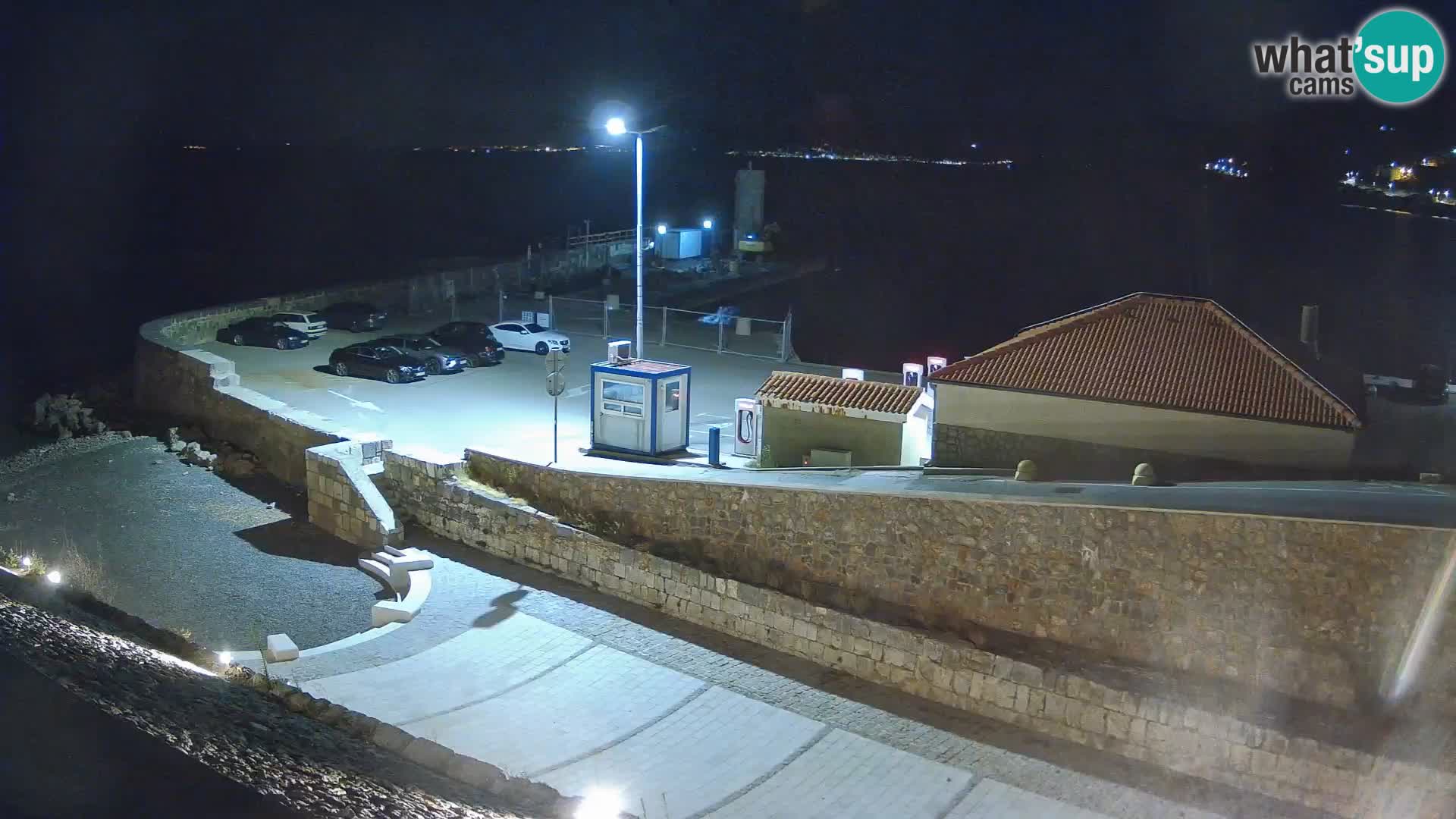 Spletna kamera Senj pristanišče – Pogled na valobran in svetilnik
