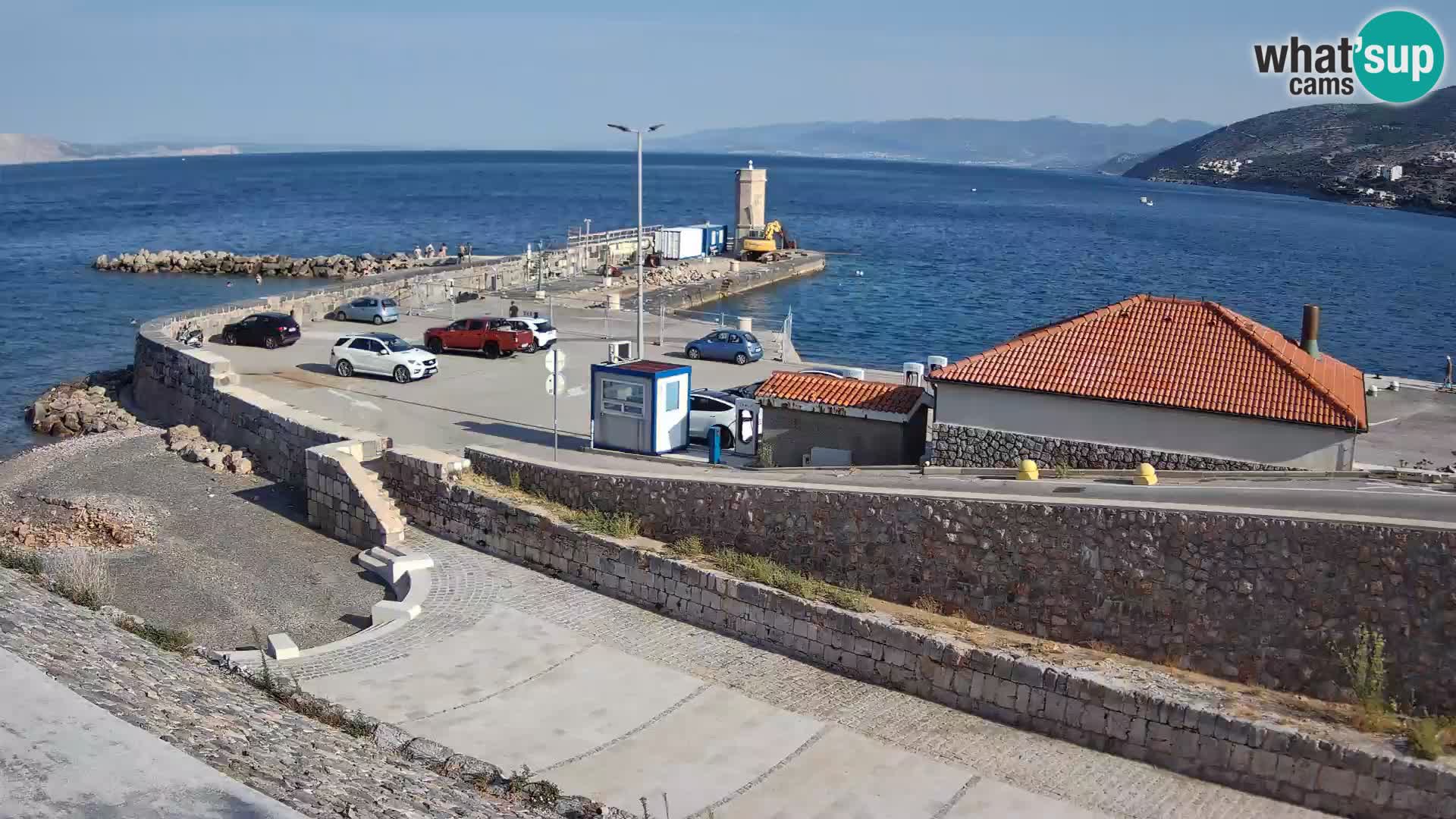 Spletna kamera Senj pristanišče – Pogled na valobran in svetilnik
