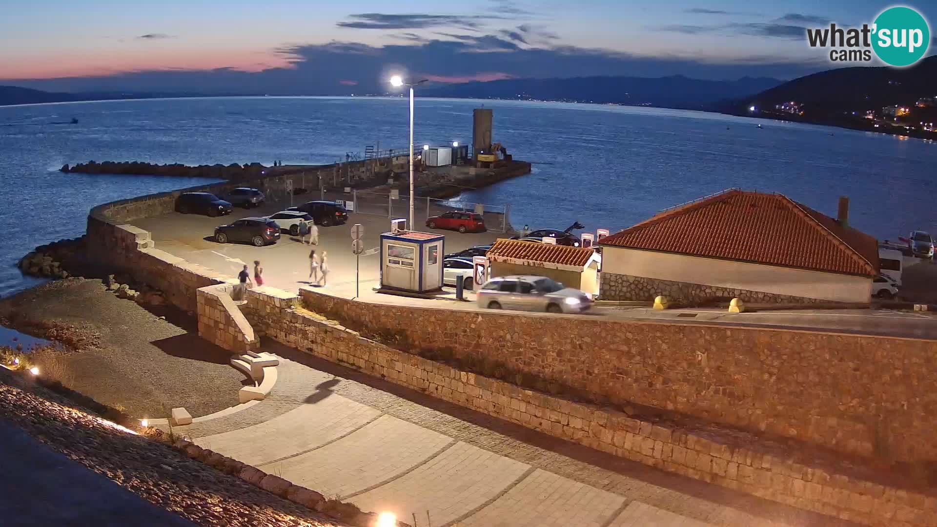 Spletna kamera Senj pristanišče – Pogled na valobran in svetilnik
