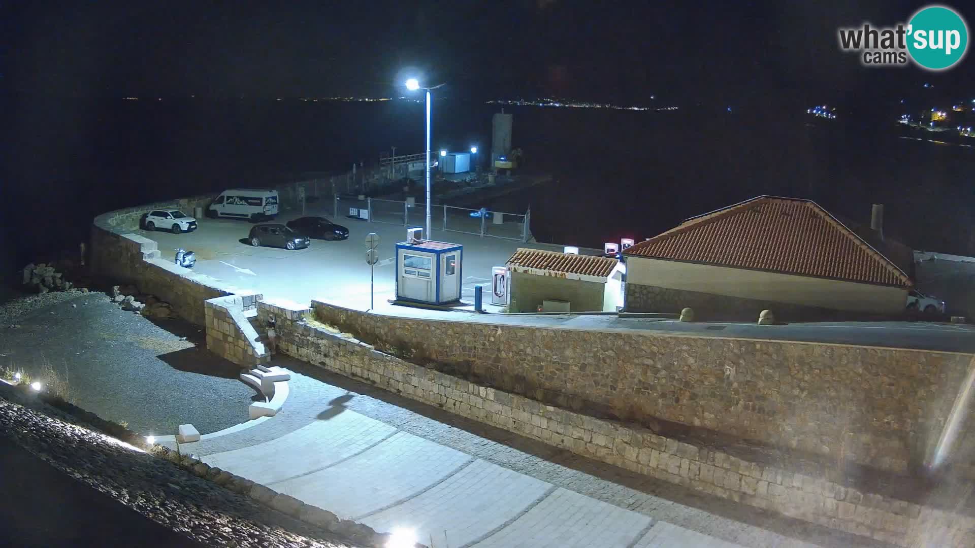 Spletna kamera Senj pristanišče – Pogled na valobran in svetilnik