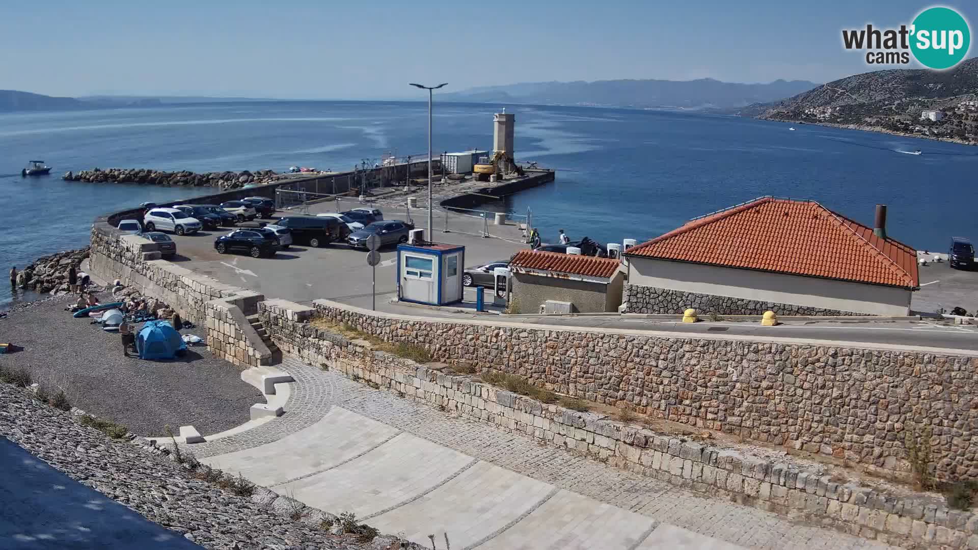 Spletna kamera Senj pristanišče – Pogled na valobran in svetilnik