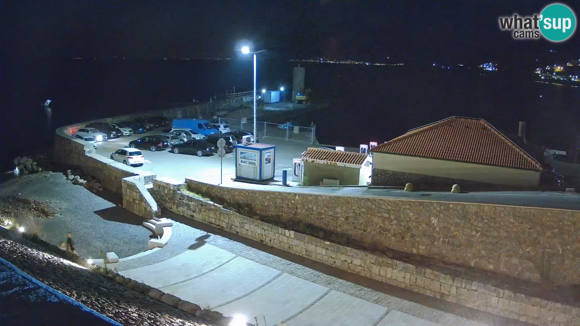 Spletna kamera Senj pristanišče – Pogled na valobran in svetilnik