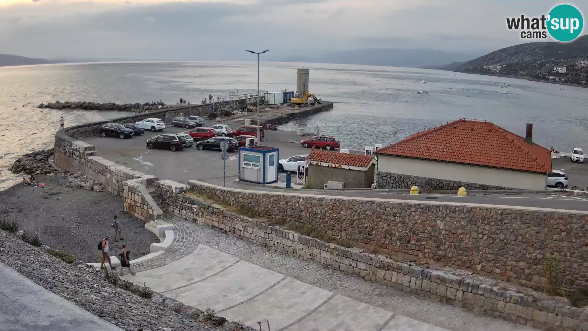Spletna kamera Senj pristanišče – Pogled na valobran in svetilnik