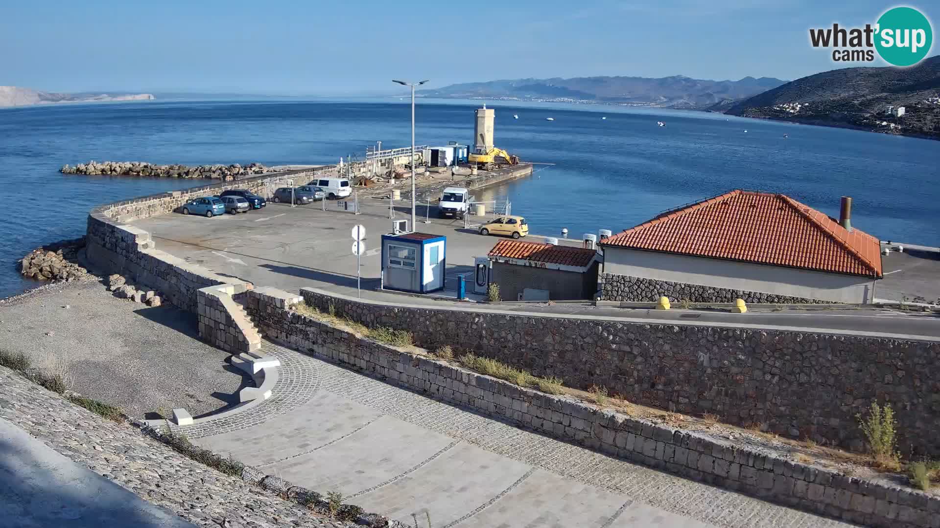 Spletna kamera Senj pristanišče – Pogled na valobran in svetilnik