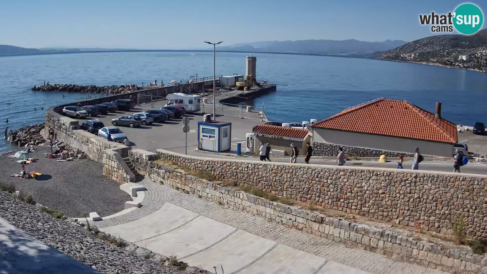 Spletna kamera Senj pristanišče – Pogled na valobran in svetilnik