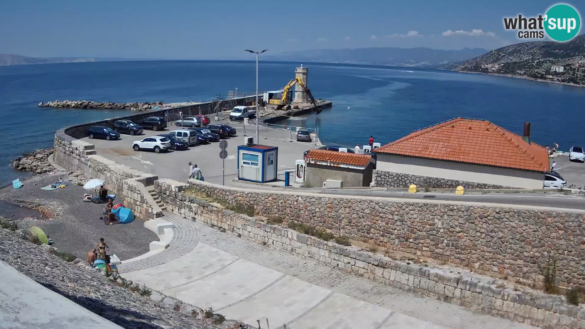 Spletna kamera Senj pristanišče – Pogled na valobran in svetilnik