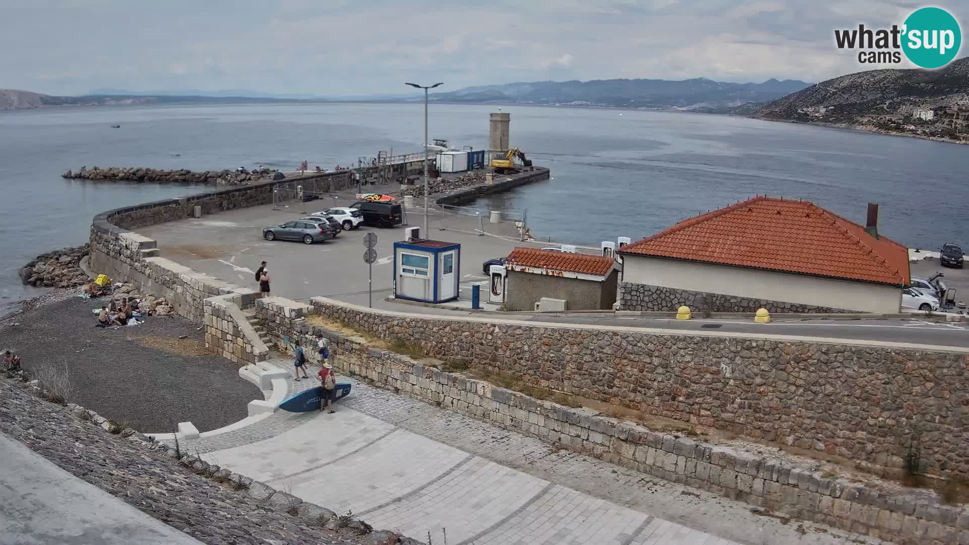 Spletna kamera Senj pristanišče – Pogled na valobran in svetilnik