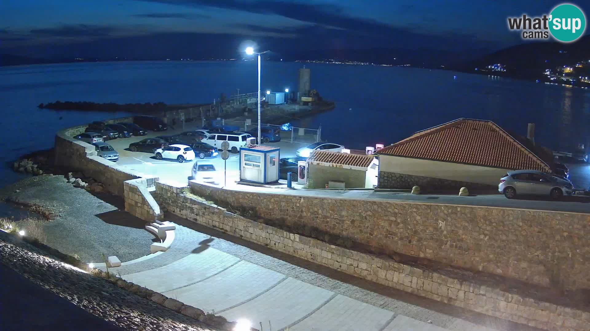 Spletna kamera Senj pristanišče – Pogled na valobran in svetilnik